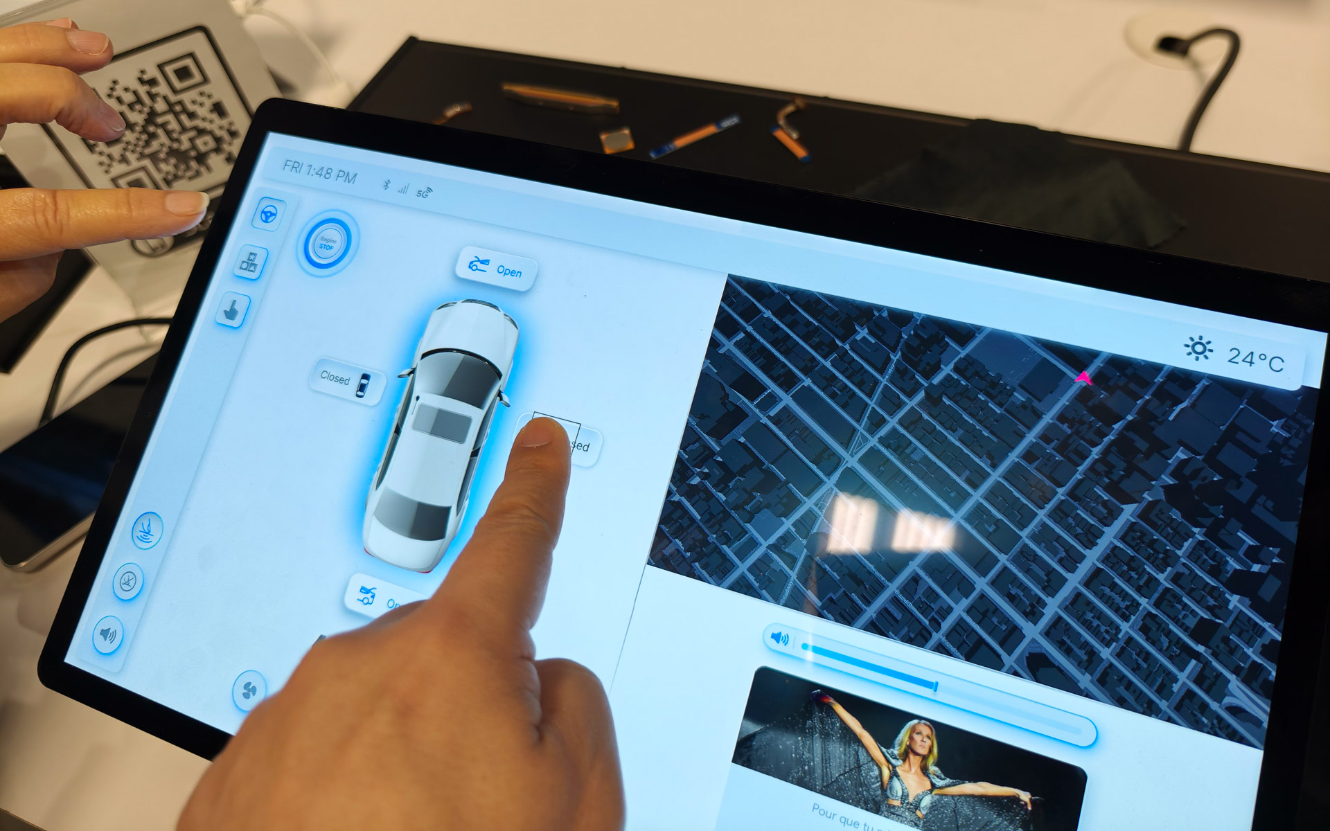 PowerHAPのデモ、中央に置かれている1つのハプティックセンサーで複数の場所でフィードバックを実現できる
