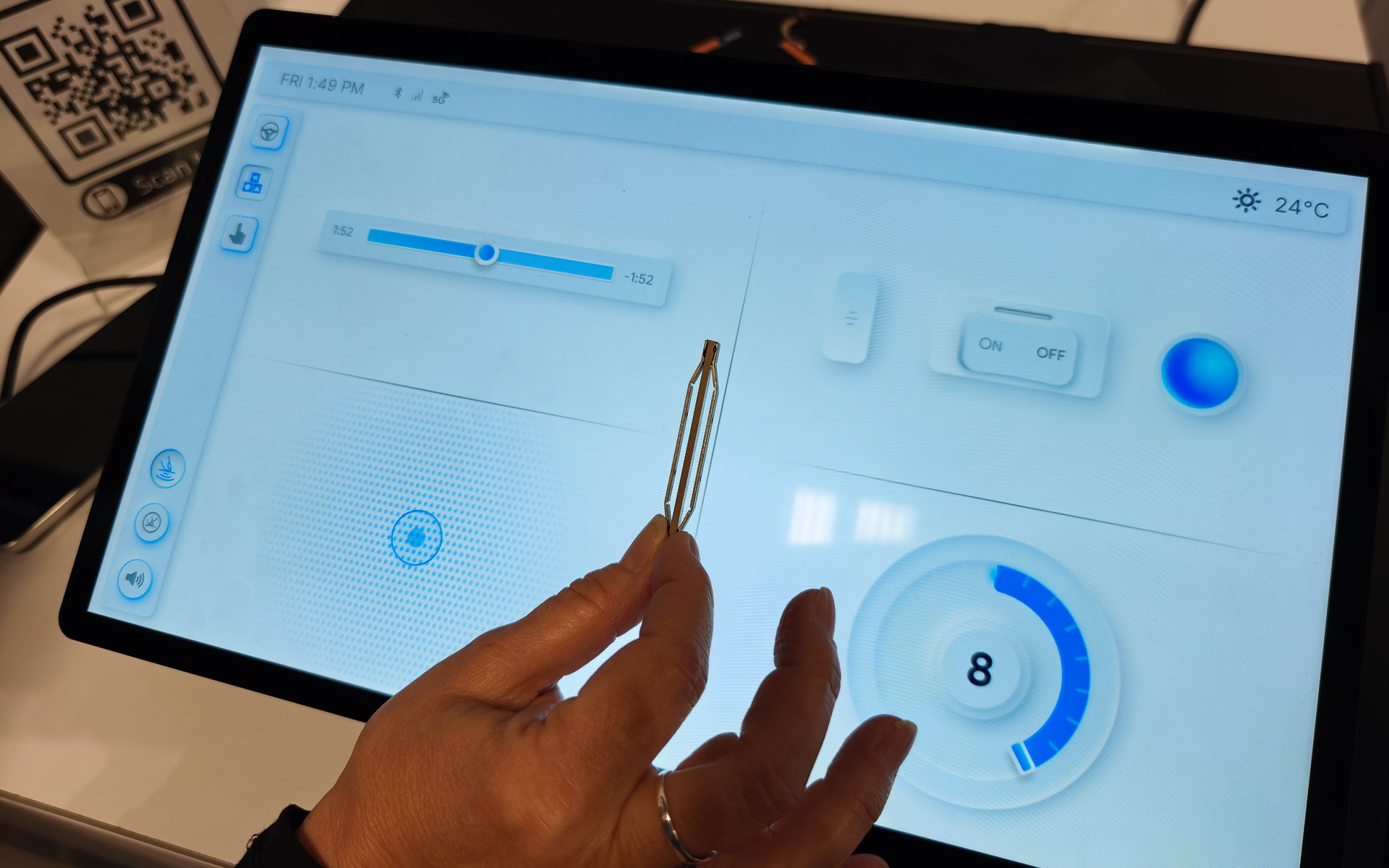 PowerHAPのデモ、中央に置かれている1つのハプティックセンサーで複数の場所でフィードバックを実現できる