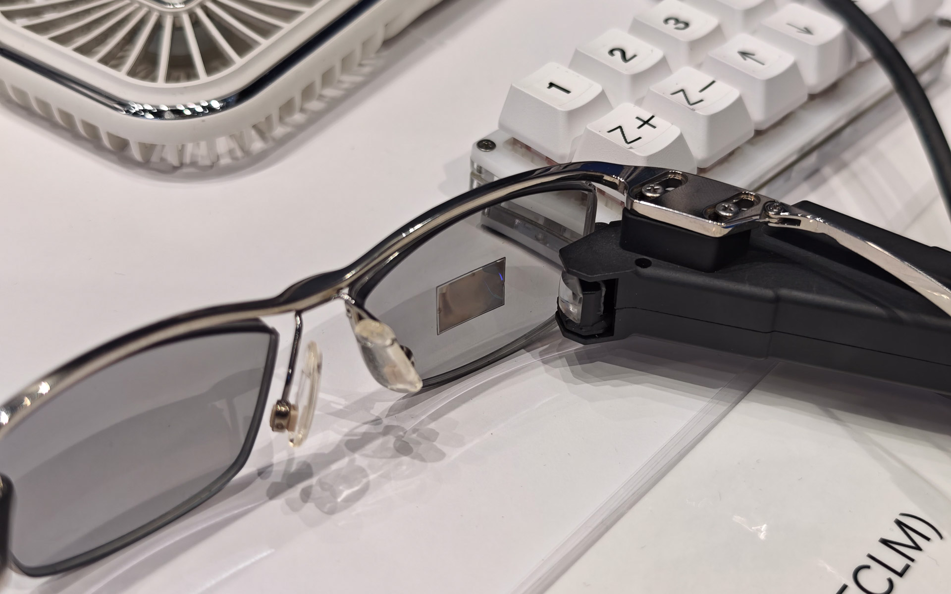 網膜反射型のXRデバイス、反射ミラーを眼鏡のレンズの中に統合している