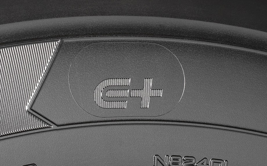 耐久性、静粛性、低電費性能など電動車に特徴的なニーズに応える技術を搭載した商品であることを示す横浜ゴム独自のマーク「E＋」