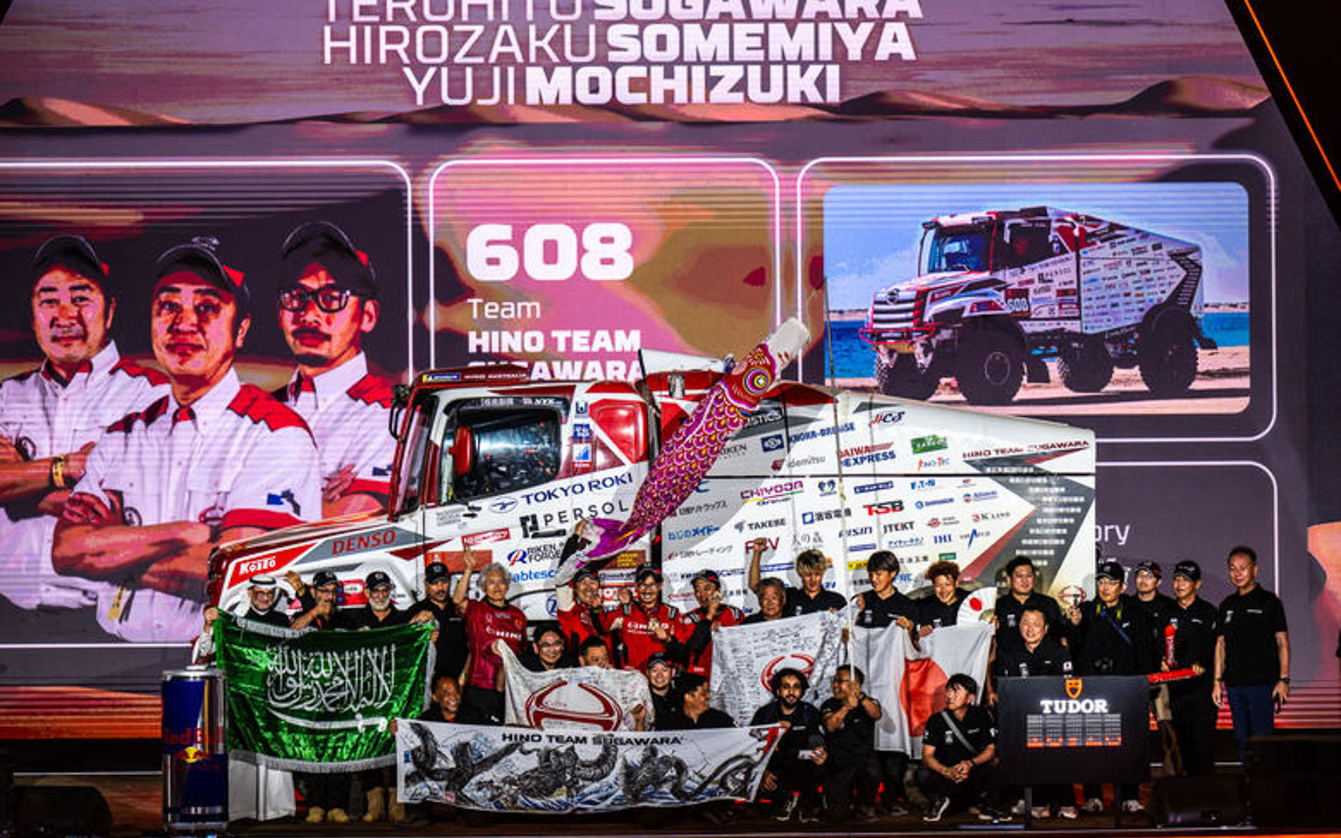 表彰台に立つ日野チームスガワラ