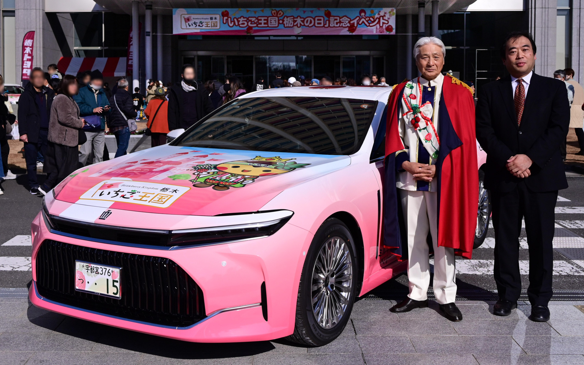 お披露目セレモニーに出席した栃木県知事の福田富一氏（左）、栃木トヨタ社長の新井孝則氏（右）