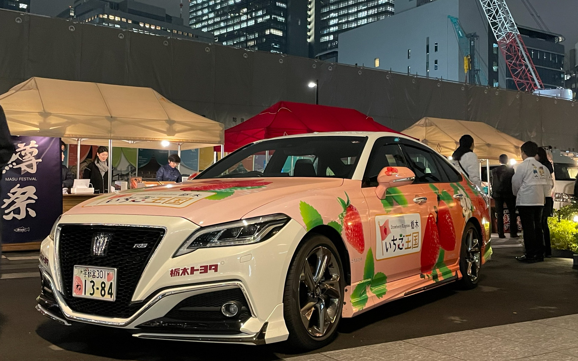 県内外のとちぎの「いちごプロモーション」において活躍してきた2代目いちごクラウン（写真：2023年12月 東京駅前における「栃木の逸品マルシェ」）