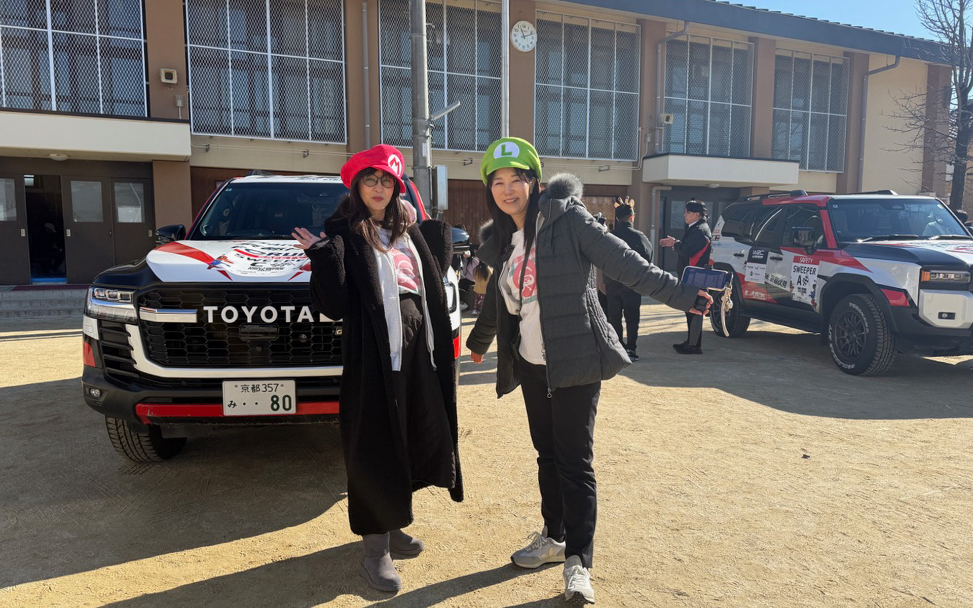 京都市立下鳥羽小学校の校庭に、GRガレージ京都伏見によるスペシャル車両展示でレア＆カッコいいクルマたちが大集合。ランクル300、250はラリージャパンを実際に走行した車両で、サイレンなどがついていました