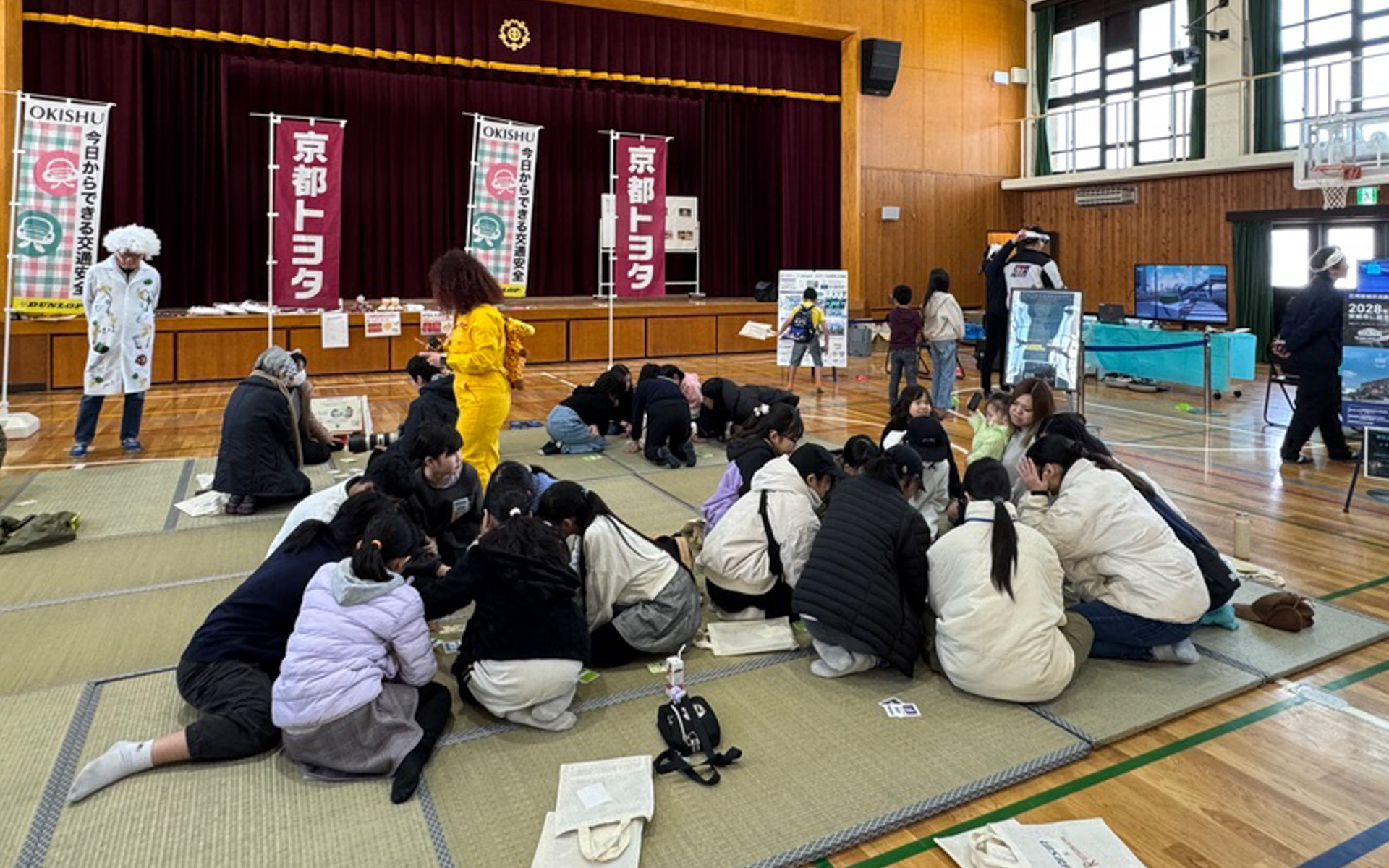 鈴木子ども博士と助手山田のかるた大会は、毎度のことながら大盛り上がり。札が少なくなってくるとみんなギュウギュウに頭を寄せ合ってしまい、真剣そのものでした