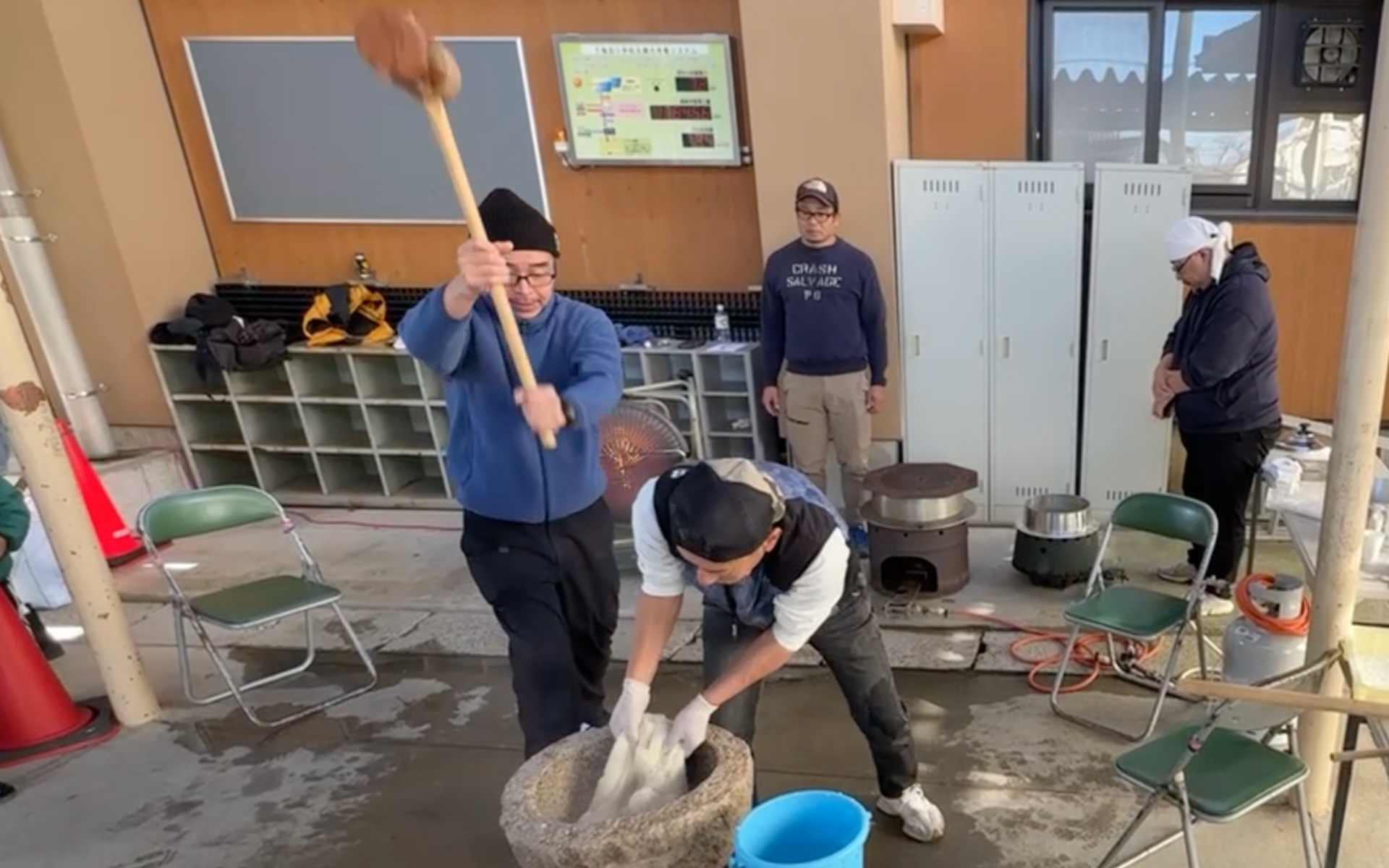 新春気分満点の餅つき大会。つきたてのお餅をいただくのは何十年ぶりだったかもしれないですが、やっぱり美味しいですね。昔ながらの日本のお正月の光景が、いつまでも受け継がれていってほしいです