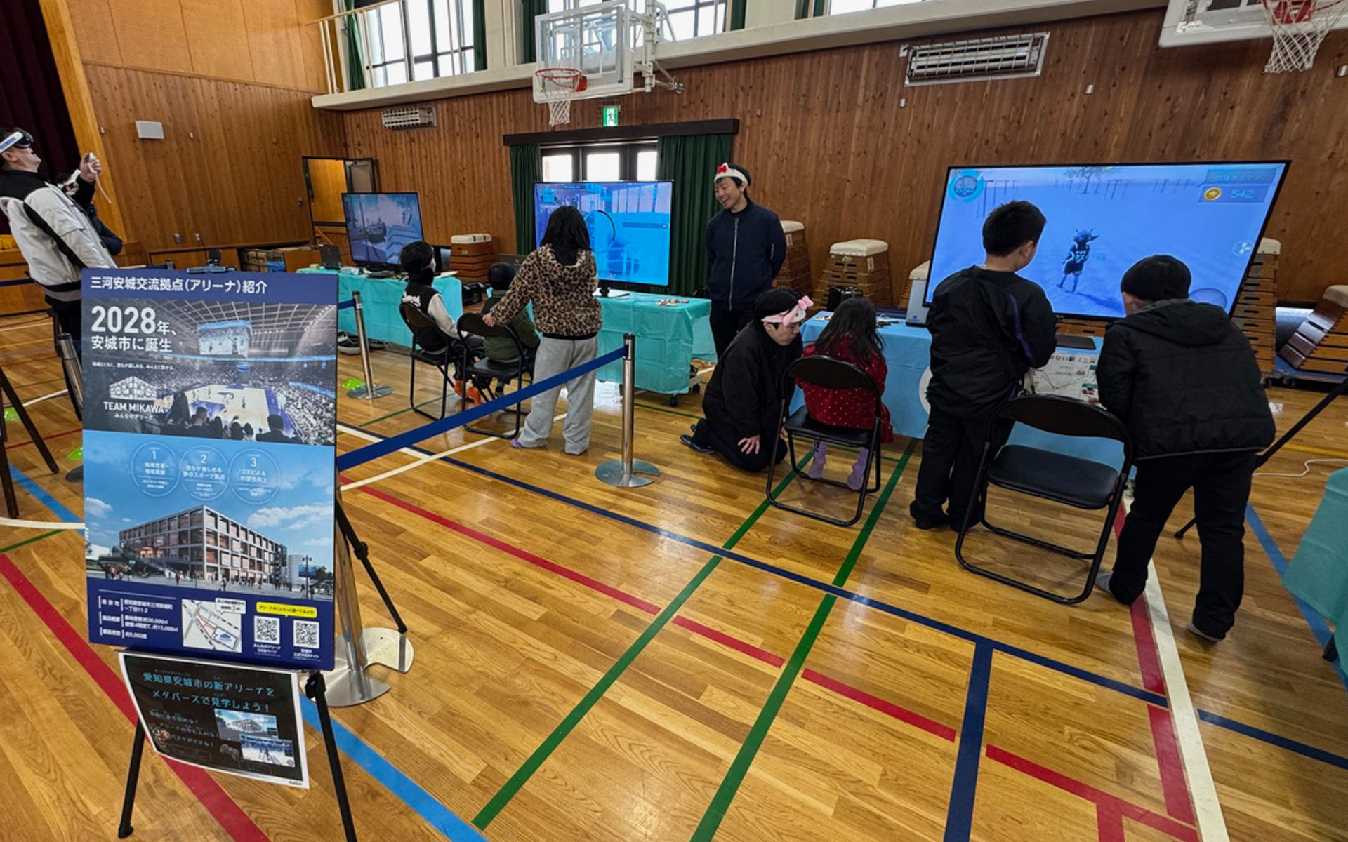 ジャパンモビリティショー2025で展示されたアイシンの3Dホログラムのほか、アイシンの豪華なメタバース体験コーナーが体育館に出現。しかも体験無料って素晴らしいですね