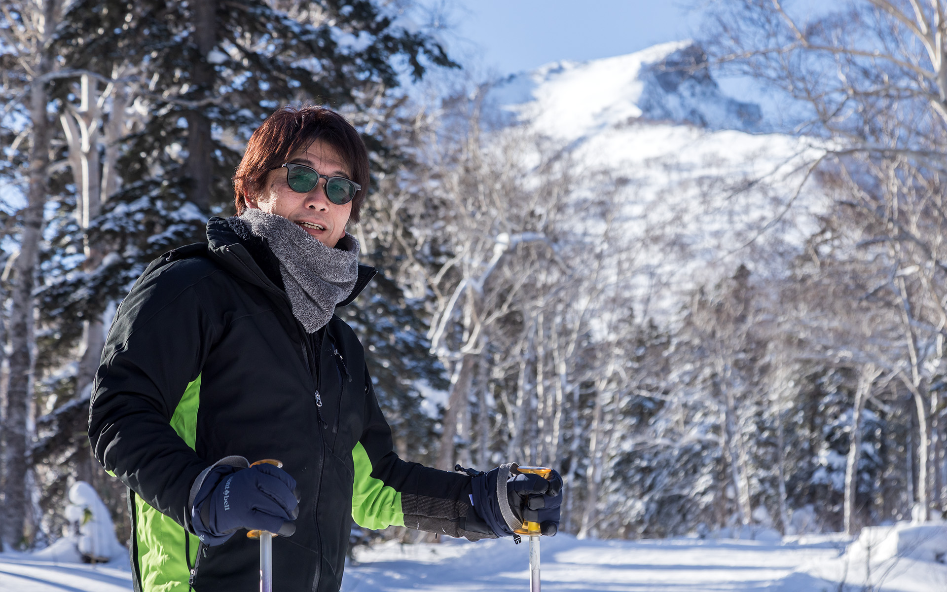フォレスターでの北海道旅を満喫した、モータージャーナリストの山田弘樹。自動車雑誌「Tipo」の副編集長を経てフリーランスに転向し、現在はA.J.A.J.（日本自動車ジャーナリスト協会）会員であるとともに、日本カー・オブ・ザ・イヤー選考委員も務めている。編集部在籍時代に参戦した「VW GTi CUP」からレース活動も始め、各種ワンメイクレースを経てスーパーFJ、スーパー耐久にも参戦した経験を活かした執筆活動と同時に、レースレポートやイベント活動も積極的に行なっている