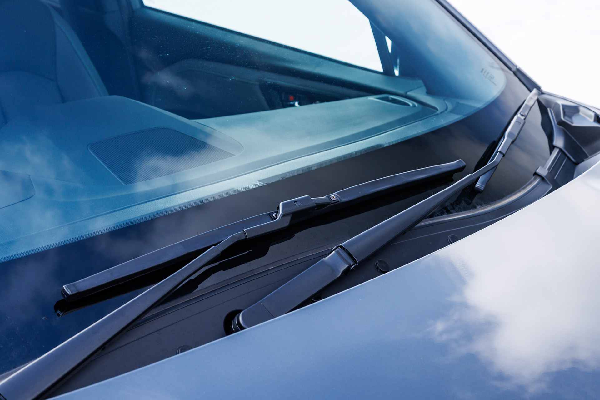 前後ワイパーは、スバル純正用品のウィンターブレードを装着。フロントウィンドウのワイパーが当たる部分には、ワイパーの凍結を防ぐためのフロントワイパーデアイサーが標準装備される