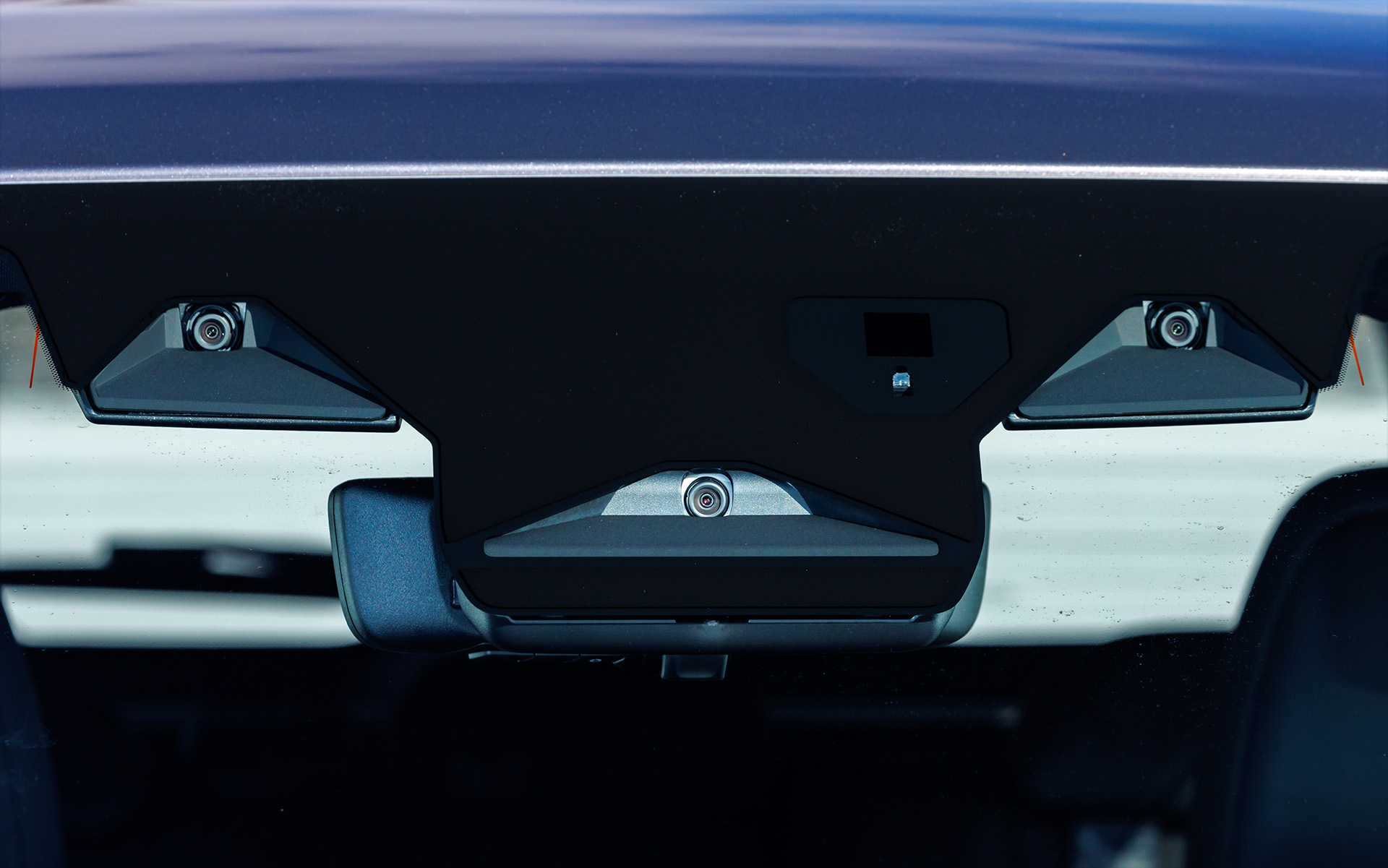 広角ステレオカメラと超広角単眼カメラの“3つの目”で運転を支援する「アイサイト」を標準装備。EXグレードではさらに高度運転支援システムで高速道路の運転をサポートする「アイサイトX」も利用可能