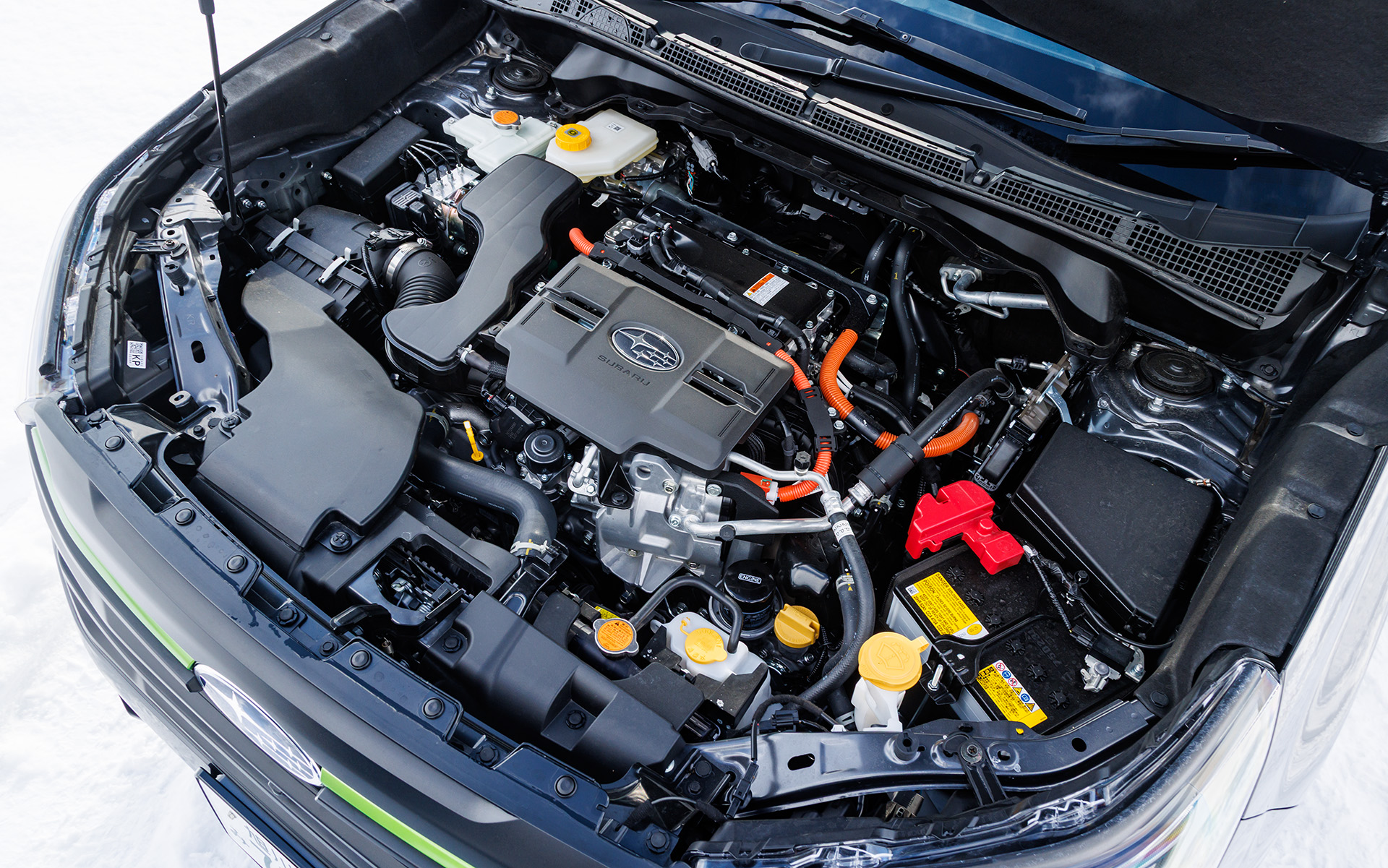 最高出力118kW（160PS）/5600rpm、最大トルク209Nm（21.3kgfm）/4000-4400rpmを発生する水平対向4気筒DOHC 2.5リッター直噴エンジンと、最大出力88kW（119.6PS）、最大トルク270Nm（27.5kgfm）を発生するモーターを組み合わせるストロングハイブリッドシステムを採用する。フォレスター X-BREAK S:HEV EXのWLTCモード燃費は18.8km/L