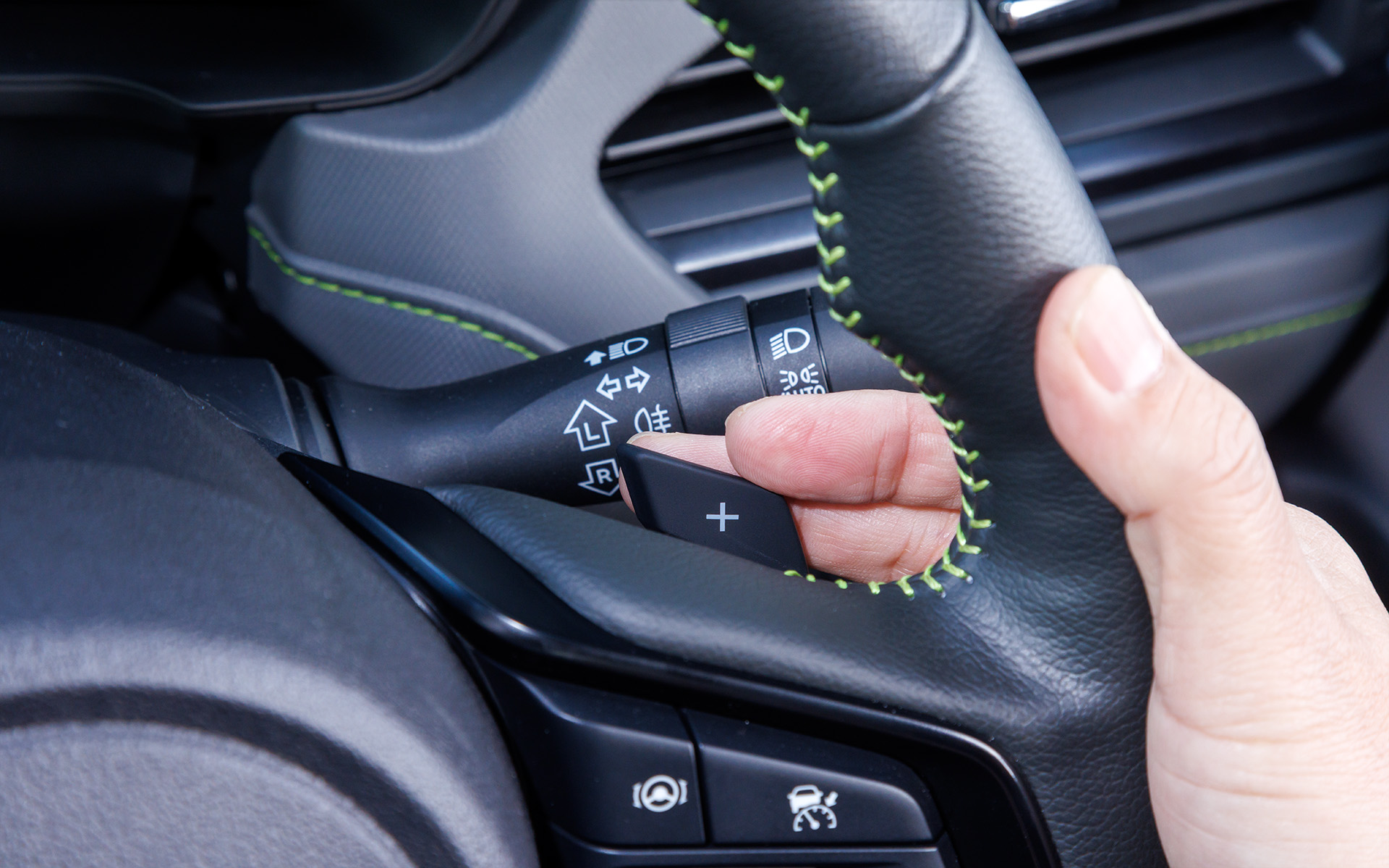 パドルシフトを採用し、不安定な路面状況でもステアリングから手を離すことなく加減速を変更できるのも心強い