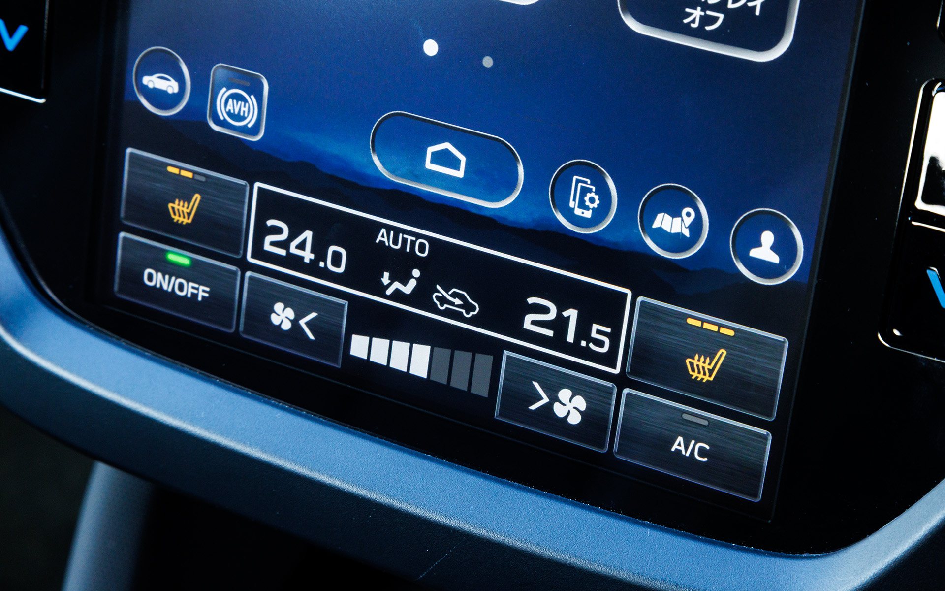 インフォメーションディスプレイ下部ではエアコン操作とともにシートヒーターのON/OFFが選択可能