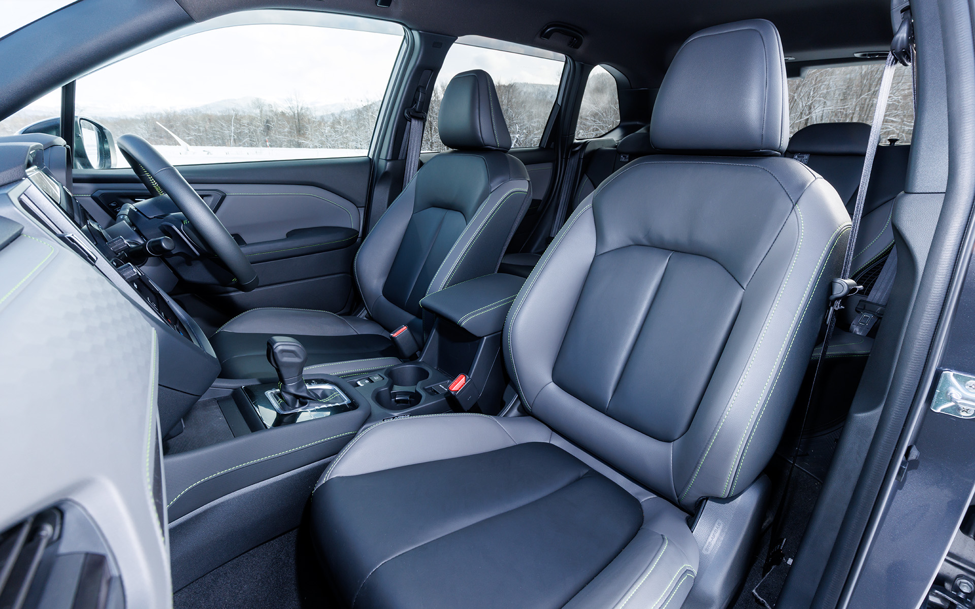 全席に撥水性ポリウレタンと合成皮革のシート表皮を採用