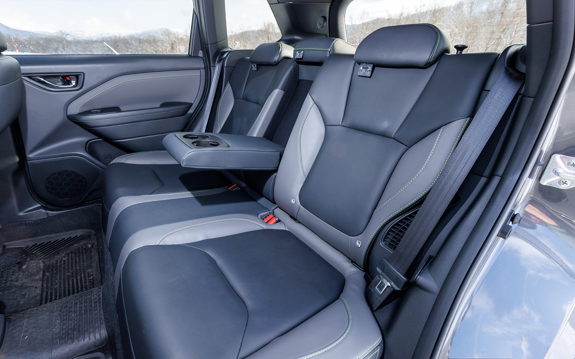 全席に撥水性ポリウレタンと合成皮革のシート表皮を採用