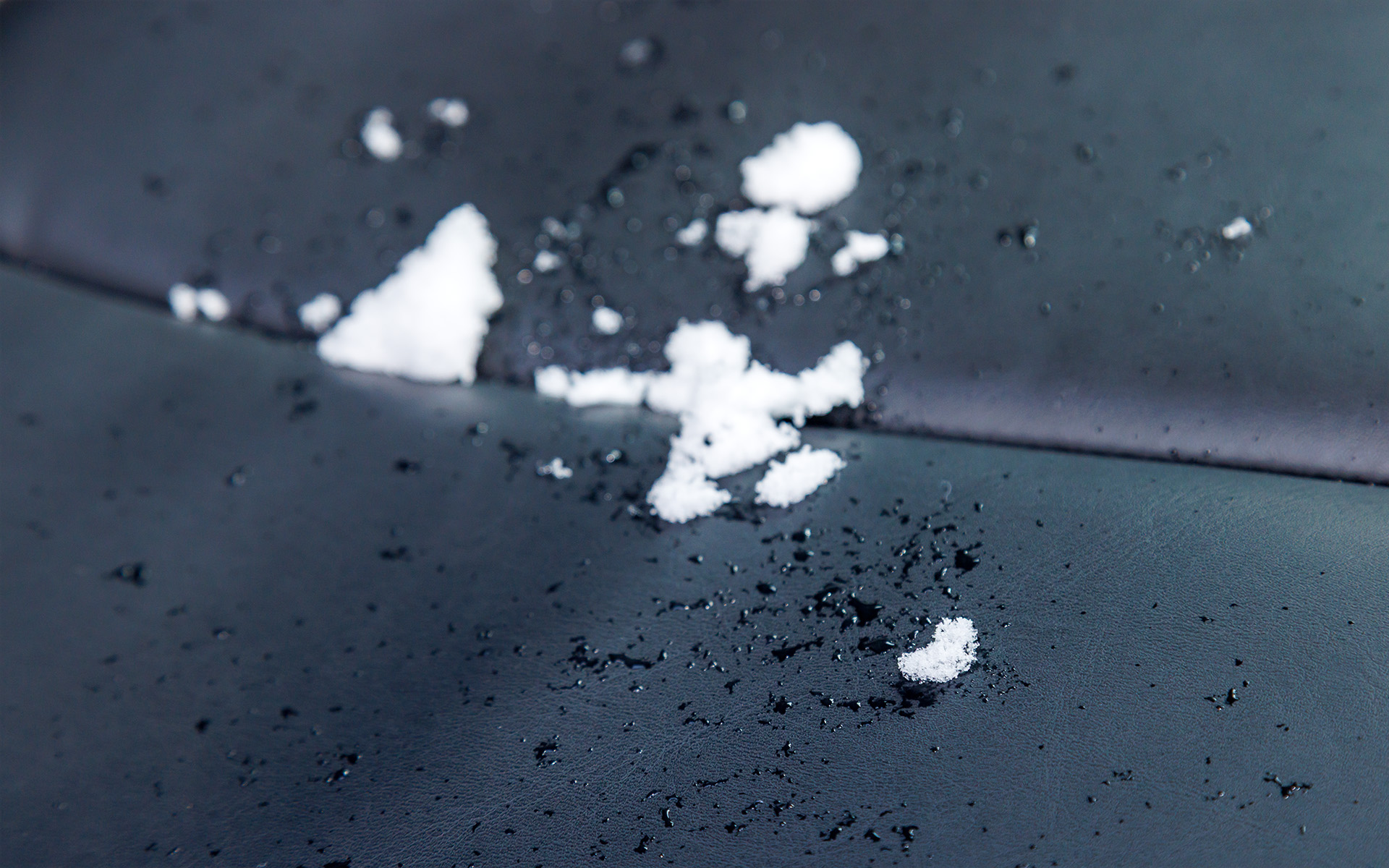 撥水シートなので、雪がシートに乗ってしまっても染み込むことなく拭き取れる