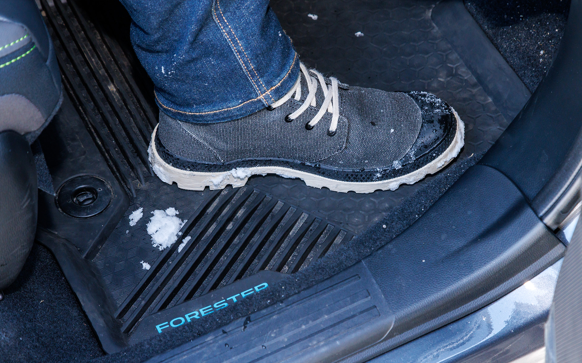 スバル純正用品として樹脂製のトレーマットをラインアップ。靴に雪が付いていても車内が濡れないので、気軽に乗り込めるのがありがたい