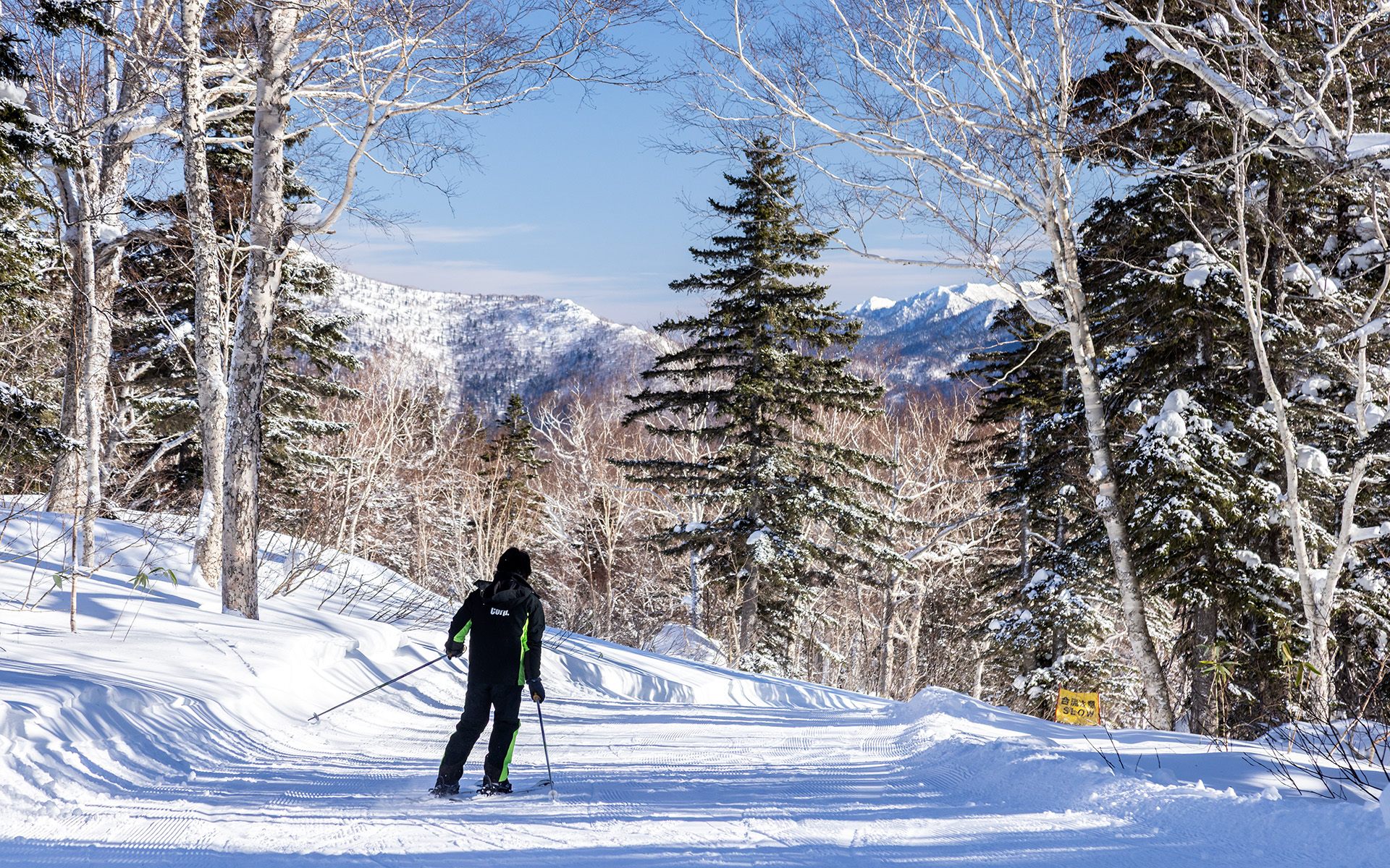 ペアリフトで黒岳7合目まで登り、大自然の中で最高のパウダースノーを楽しんだ