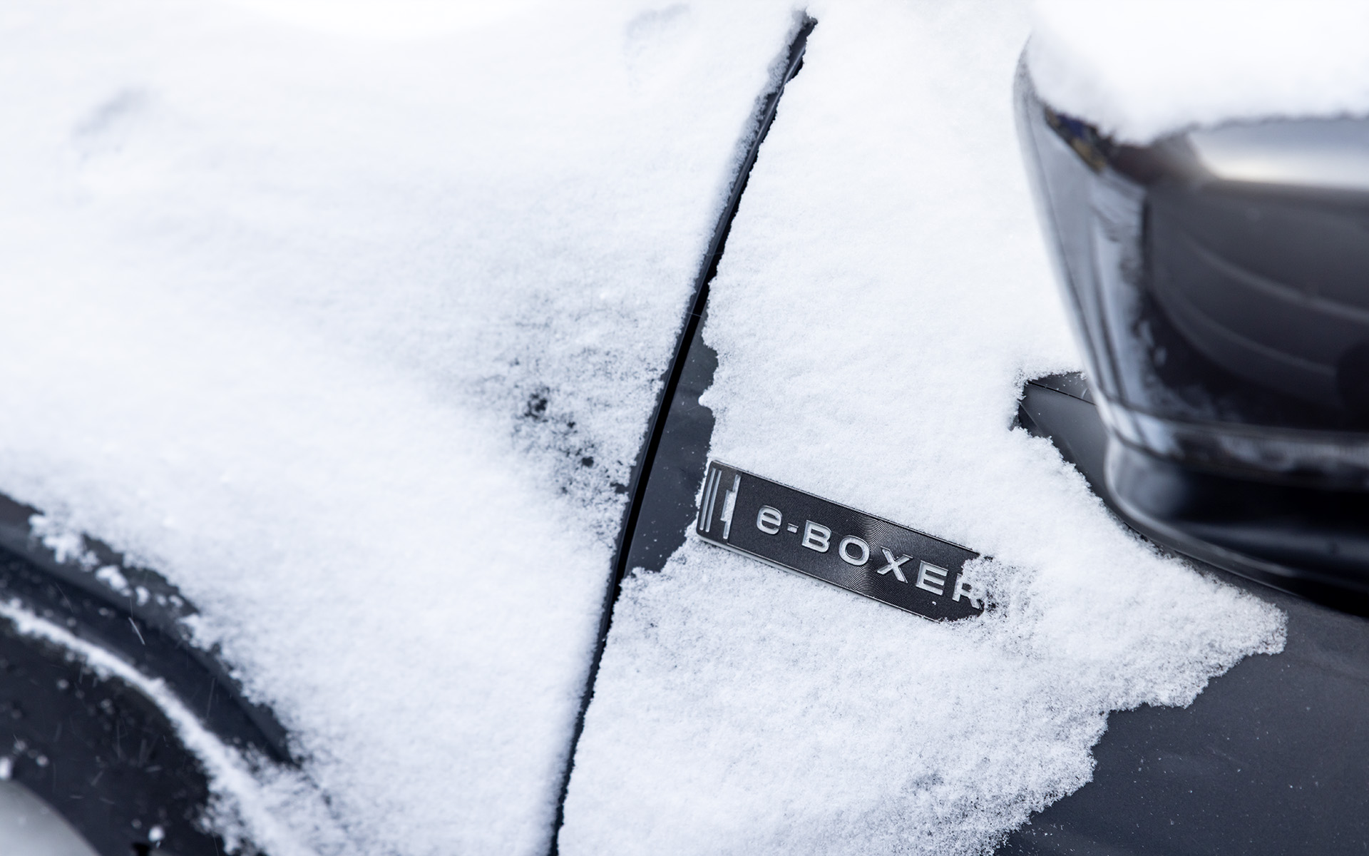 雪が似合うフォレスターのエンブレム