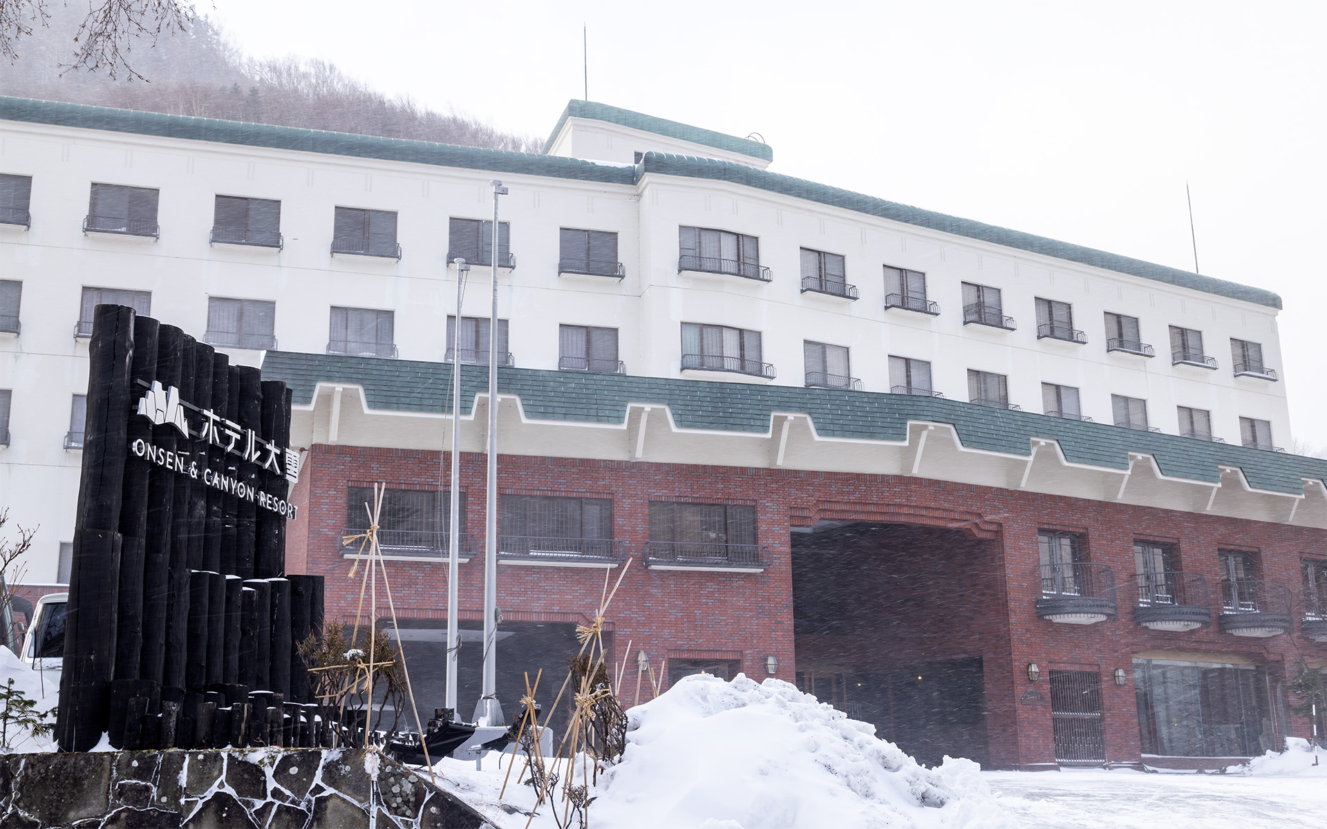 荷物を降ろすためにホテル大雪のレンガ造りの玄関にフォレスターを止めただけで、なんだか旅の気分が盛り上がった