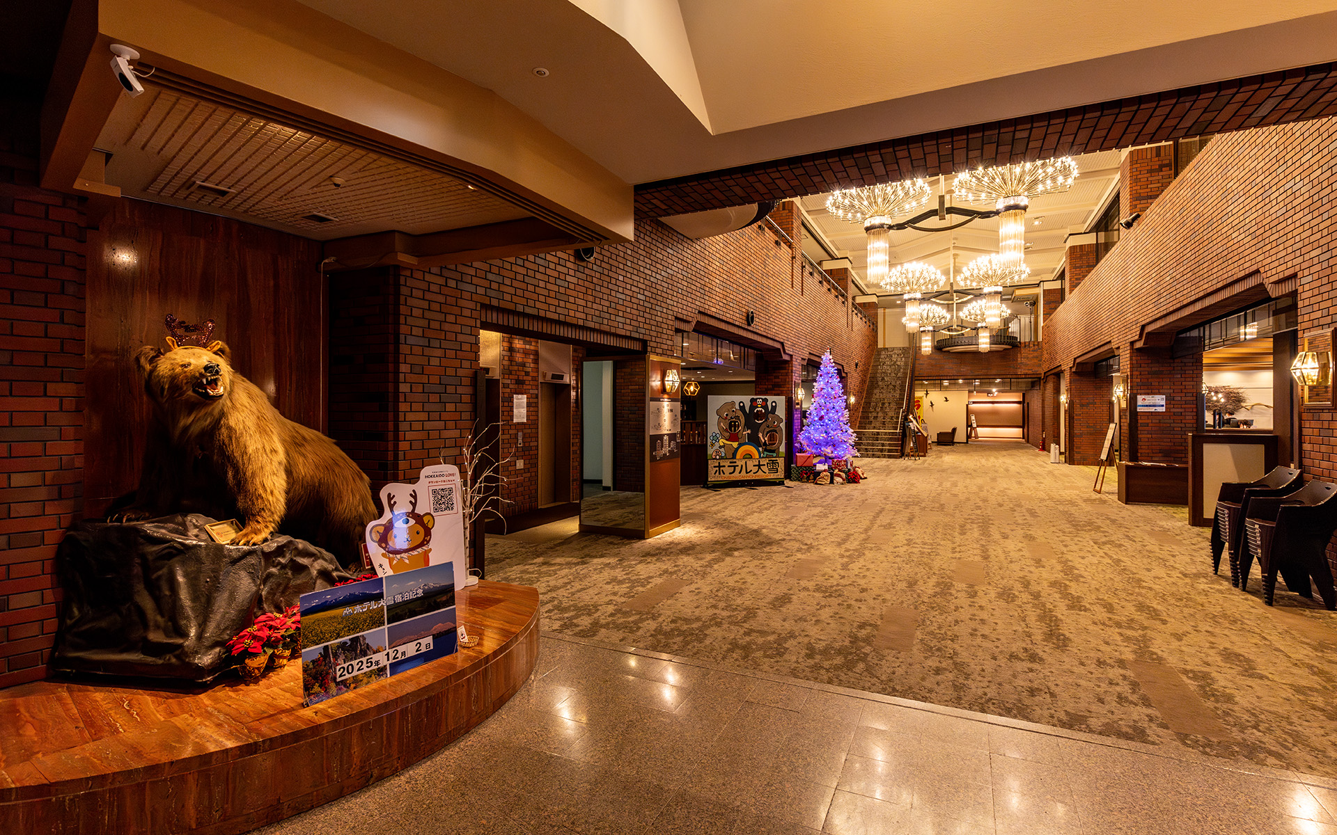 ホテル大雪の広々としたロビーからは、こだわりのコーヒーや店内焼きのパンが味わえるベーカリーカフェにすぐアクセスできる。ベーカリーカフェは宿泊者以外でも利用可能なのが嬉しい