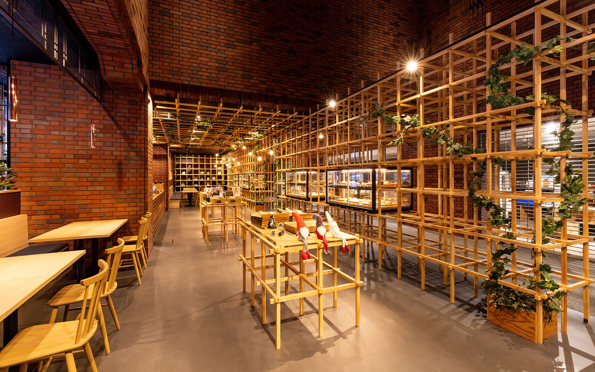 ホテル大雪の広々としたロビーからは、こだわりのコーヒーや店内焼きのパンが味わえるベーカリーカフェにすぐアクセスできる。ベーカリーカフェは宿泊者以外でも利用可能なのが嬉しい