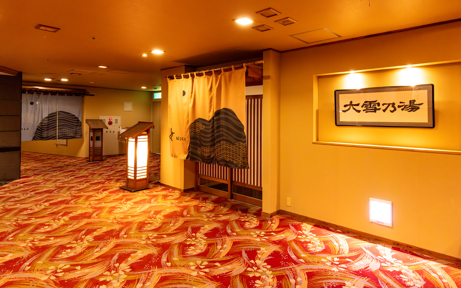 ホテル内に3か所ある大浴場はすべて源泉掛け流し。写真の展望大浴場「大雪乃湯」のほか、自然と一体化したような爽快さが味わえ、たまに鹿も訪れるという峡谷露天風呂「天華の湯」、源泉に最も近い欧風大浴場「チニタの湯」と、バリエーションに富んでいる