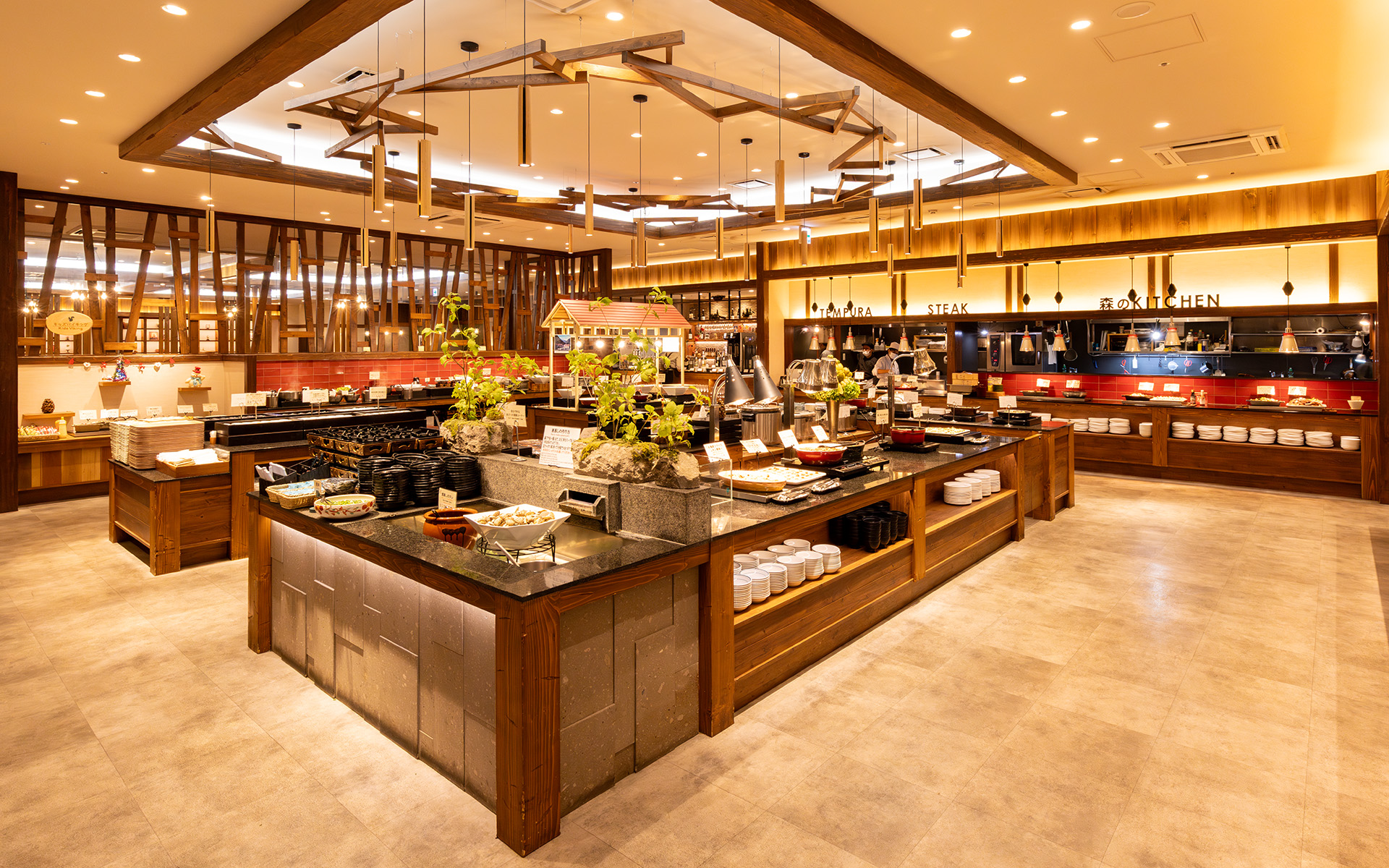 広々としたレストラン「HINNAの森」はビュッフェスタイルで、ドリンクバーの種類も豊富。地元の食材を使ったアイヌ料理やライブキッチンのできたて料理に加え、自分好みの食材量で鉄板焼きが楽しめる。スイーツの提供サイズが大きいのも特徴