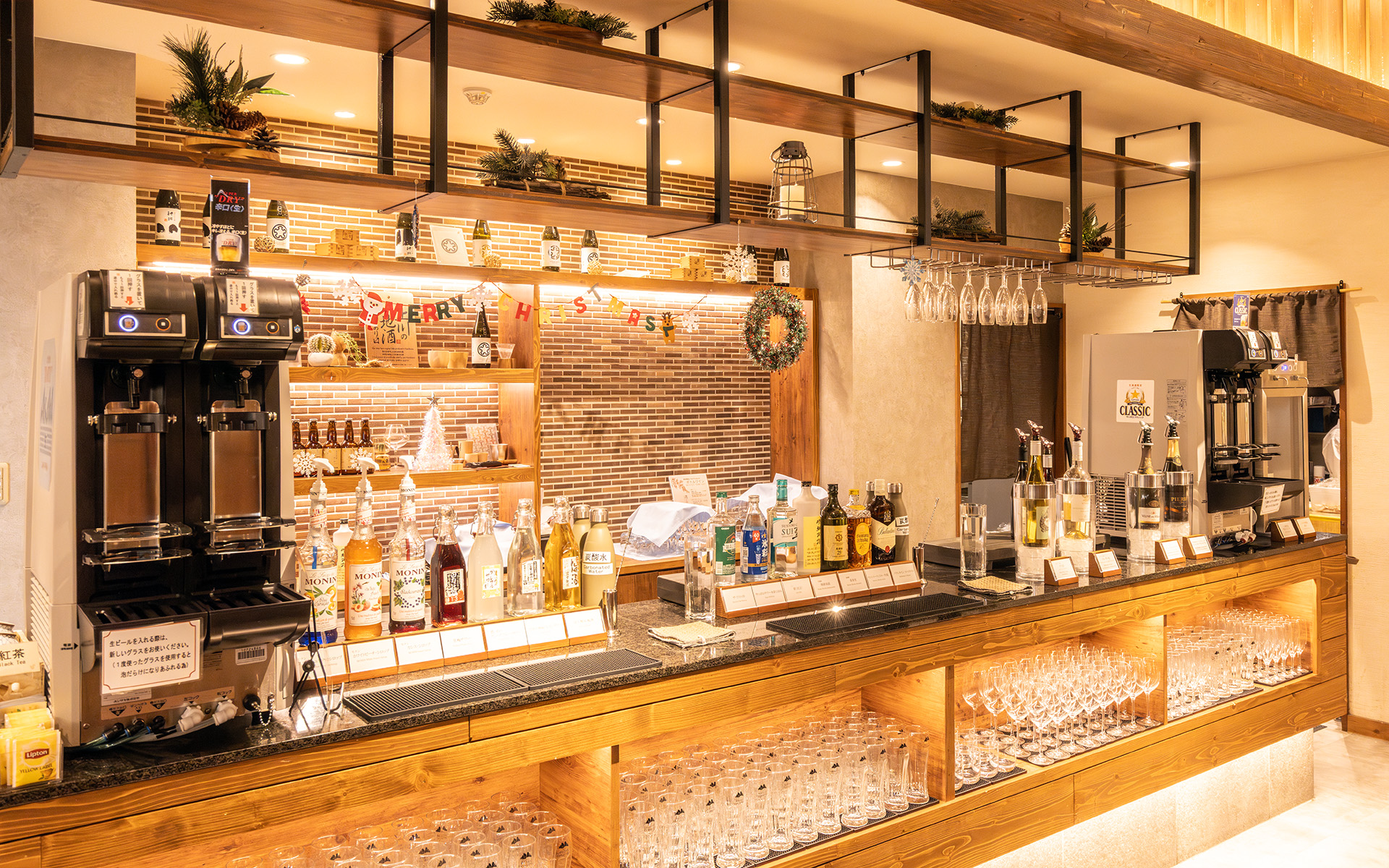 広々としたレストラン「HINNAの森」はビュッフェスタイルで、ドリンクバーの種類も豊富。地元の食材を使ったアイヌ料理やライブキッチンのできたて料理に加え、自分好みの食材量で鉄板焼きが楽しめる。スイーツの提供サイズが大きいのも特徴