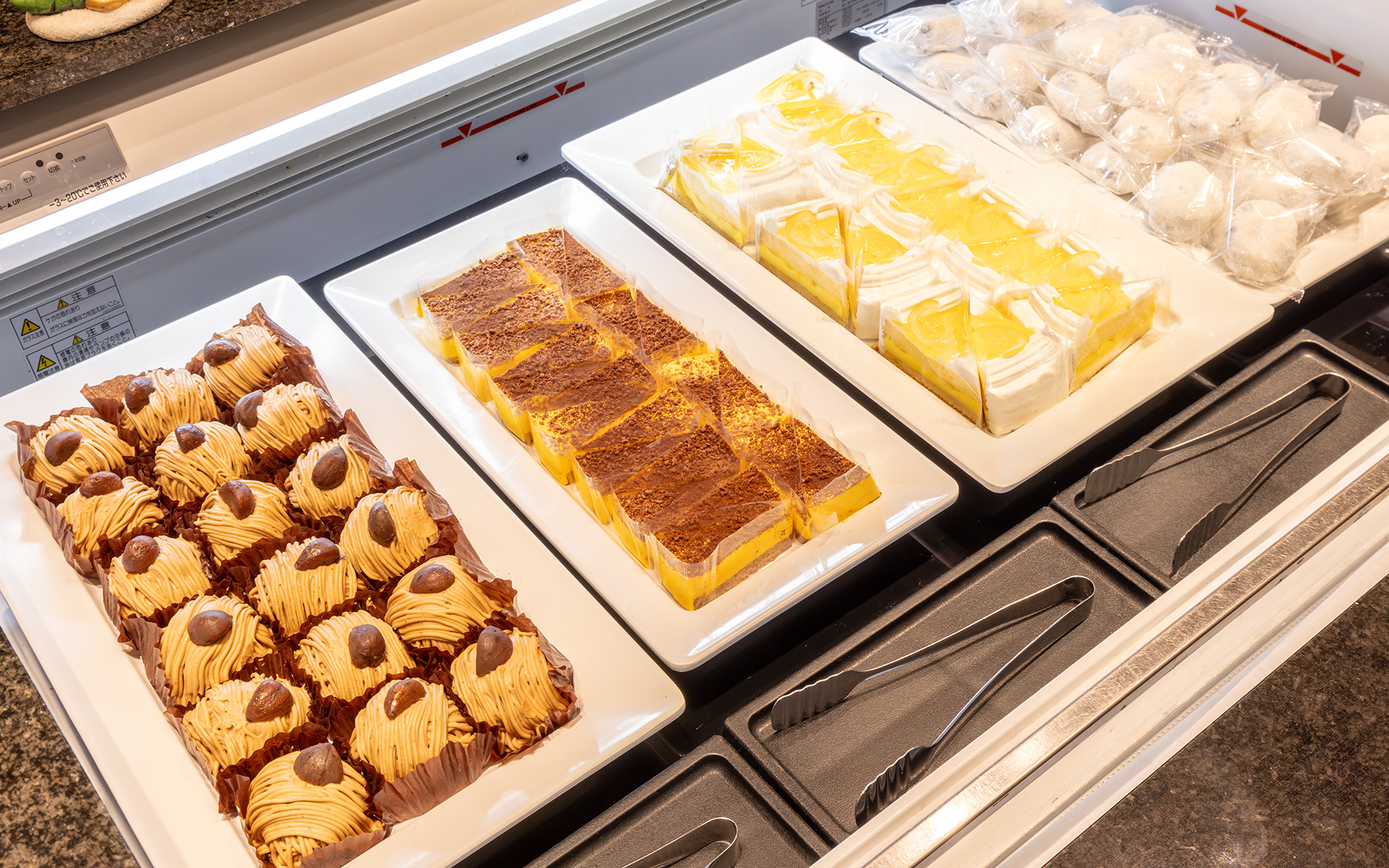 広々としたレストラン「HINNAの森」はビュッフェスタイルで、ドリンクバーの種類も豊富。地元の食材を使ったアイヌ料理やライブキッチンのできたて料理に加え、自分好みの食材量で鉄板焼きが楽しめる。スイーツの提供サイズが大きいのも特徴