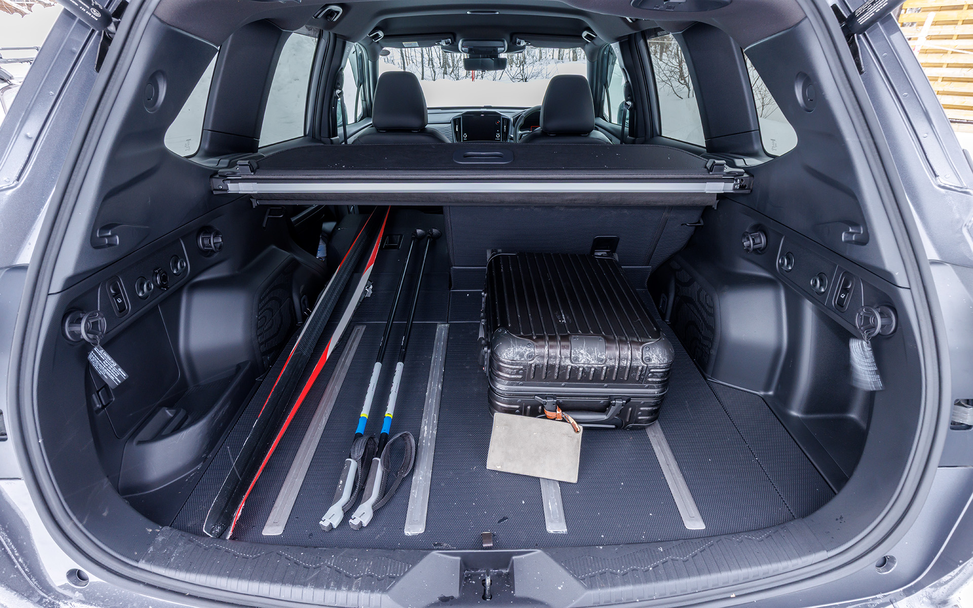 フォレスター X-BREAK S:HEV EXのラゲッジ容量は、VDA法で484L（サブトランク含む）。旅のスーツケースがあってもスキー板は余裕で載せられる