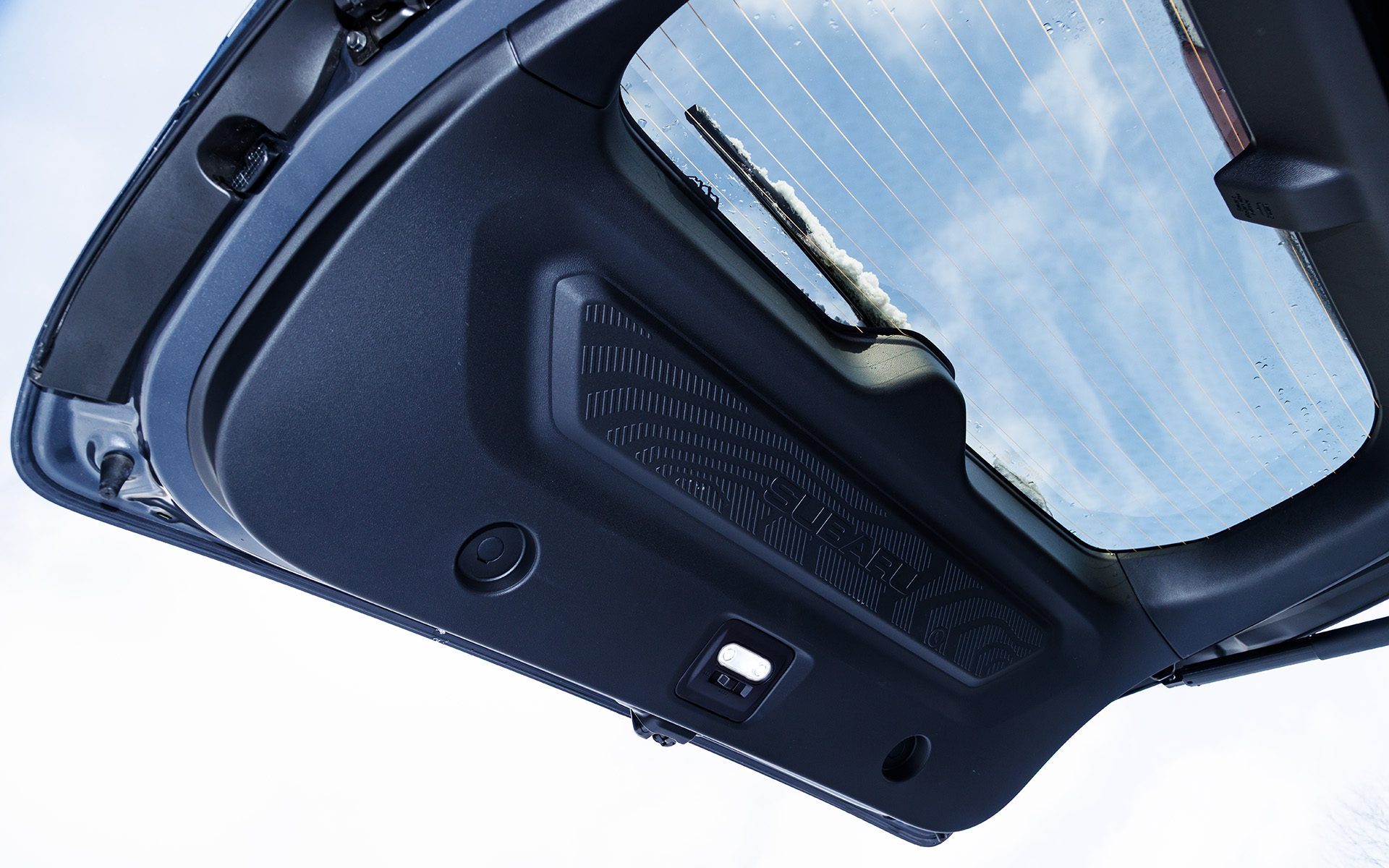 フォレスター全車種にリアゲート連動式のLEDカーゴルームランプが標準装備されるのも嬉しいポイント