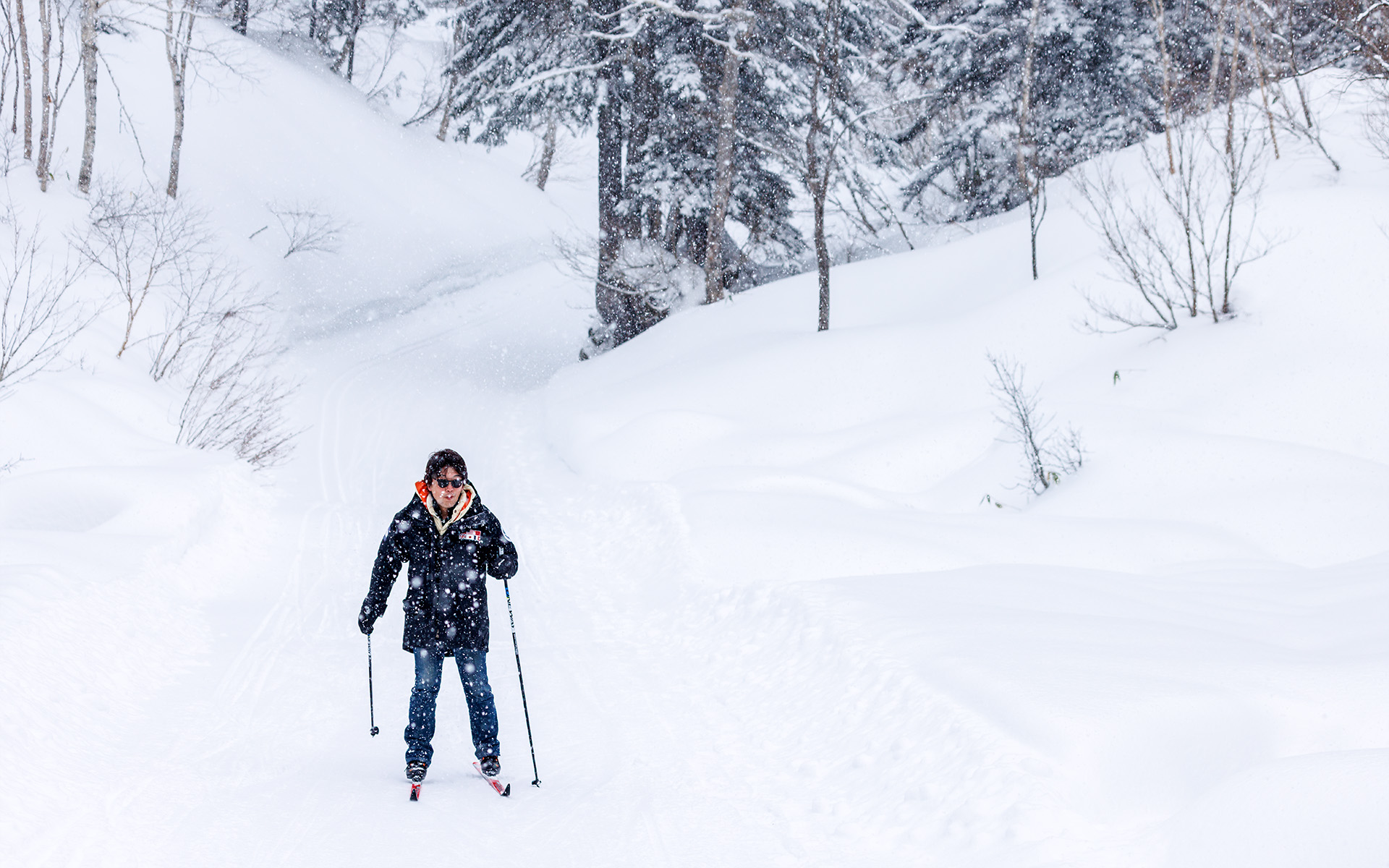 クロスカントリースキーを初体験。最初はあまりうまく滑れなくても、だんだんと上達できた
