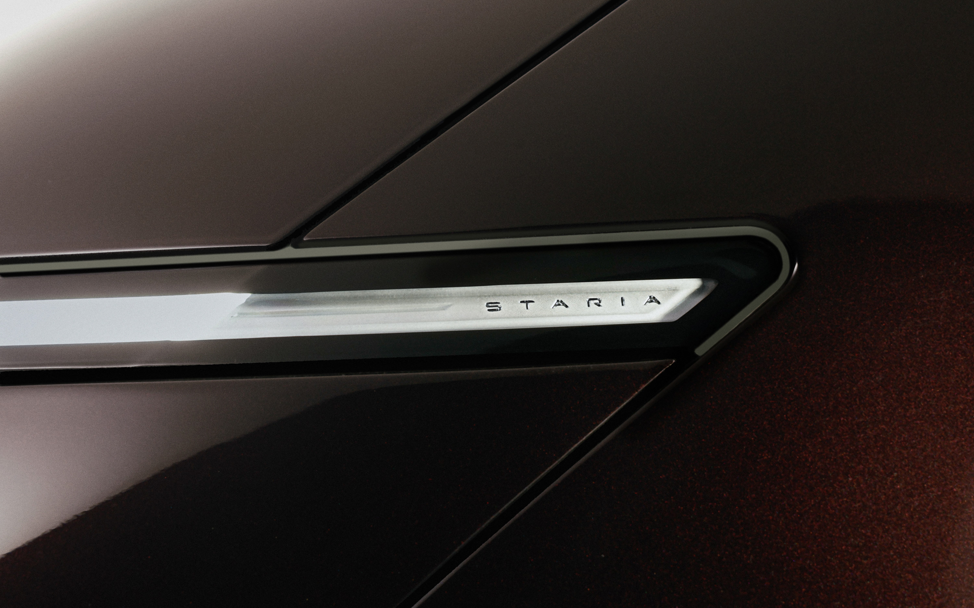 水平に連続するライティング・シグネチャー（ホライゾンタル・ライト）でクルマのワイド感と先進的な外観を強調。両端にはスターリアの文字も入る