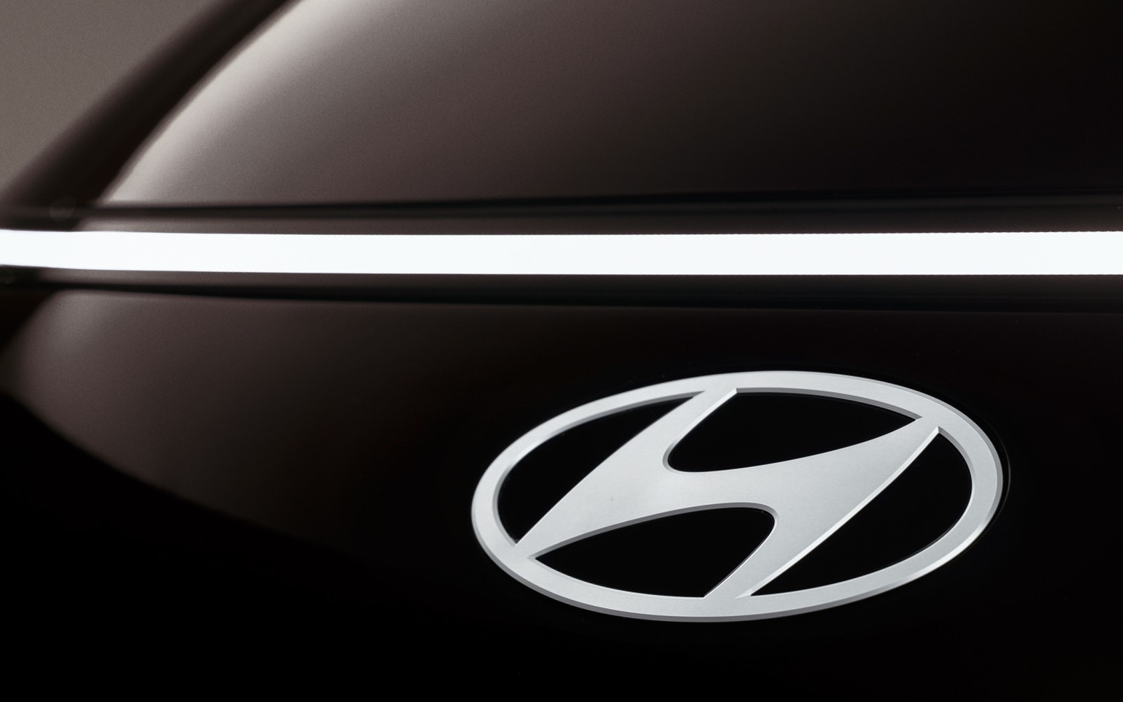 水平に連続するライティング・シグネチャー（ホライゾンタル・ライト）でクルマのワイド感と先進的な外観を強調。両端にはスターリアの文字も入る