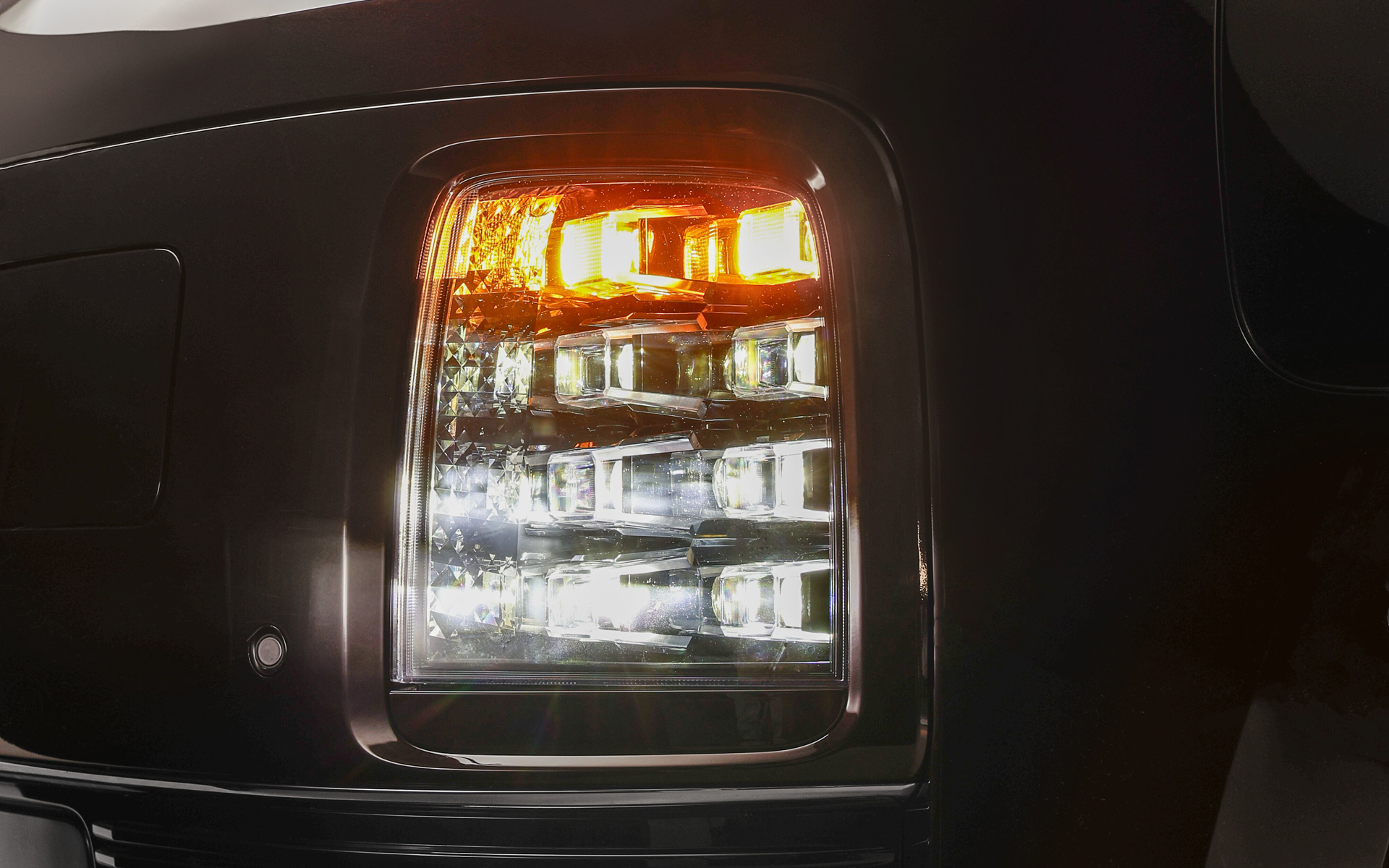 ヒョンデらしいドットデザインを採用したヘッドライトとテールランプ