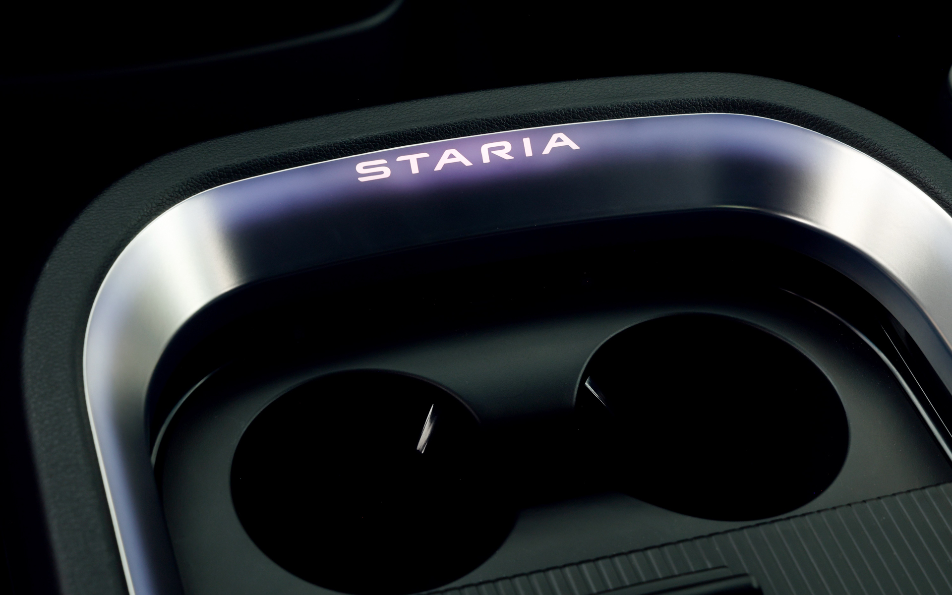 センターコンソールのドリンクホルダーは照明付き