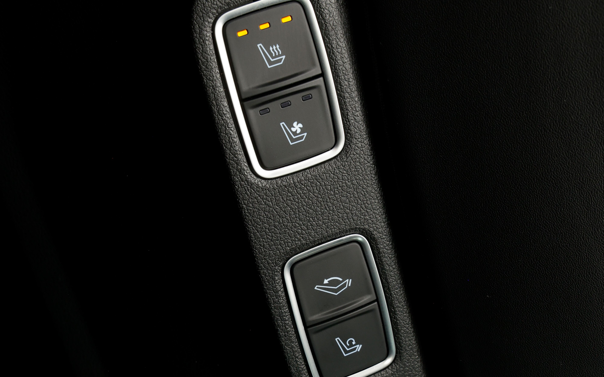 シートにはヒーターとシートベンチレーションを完備