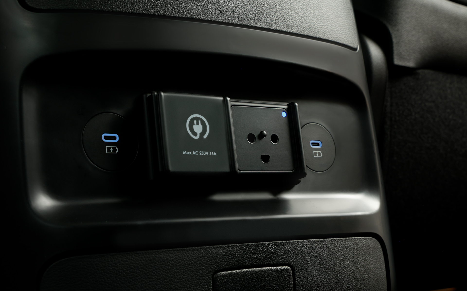 電源コンセントも完備していて、ノートPCや工具、照明やレジャー用品などに電力供給が可能