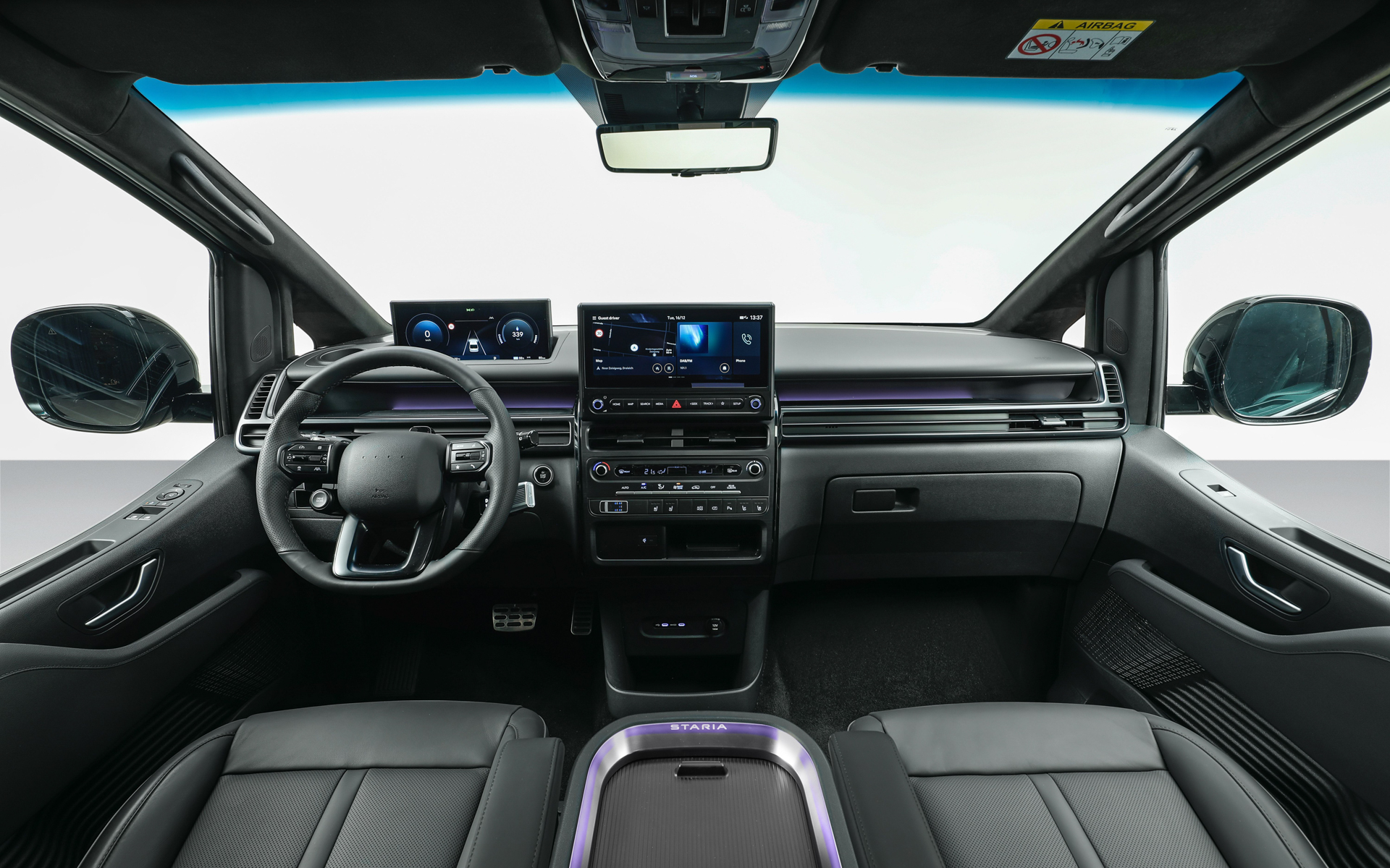 ワイドで水平基調のインテリアレイアウトを採用