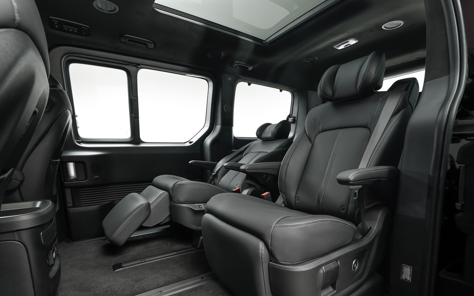 2列目のキャプテンシートはオットマンも備えている