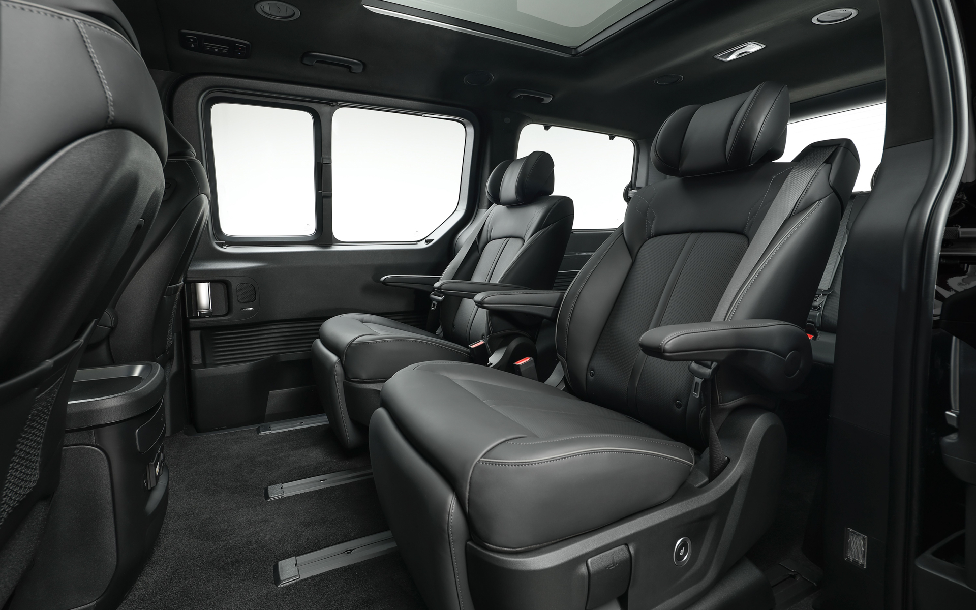 2列目のキャプテンシートはオットマンも備えている