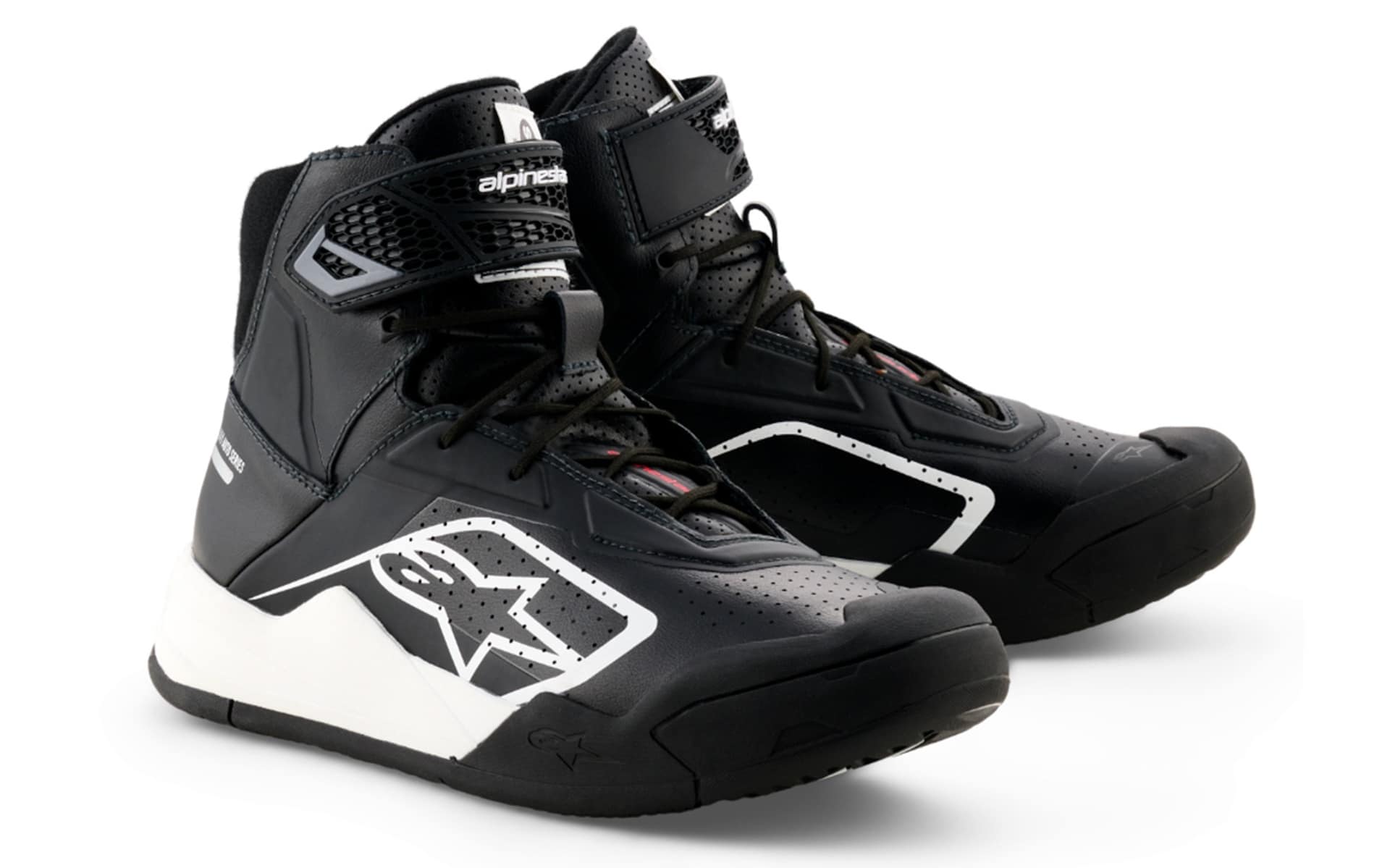 新製品の「RADAR v2 SHOES FIA/SFI」カラーはBLACK WHITE