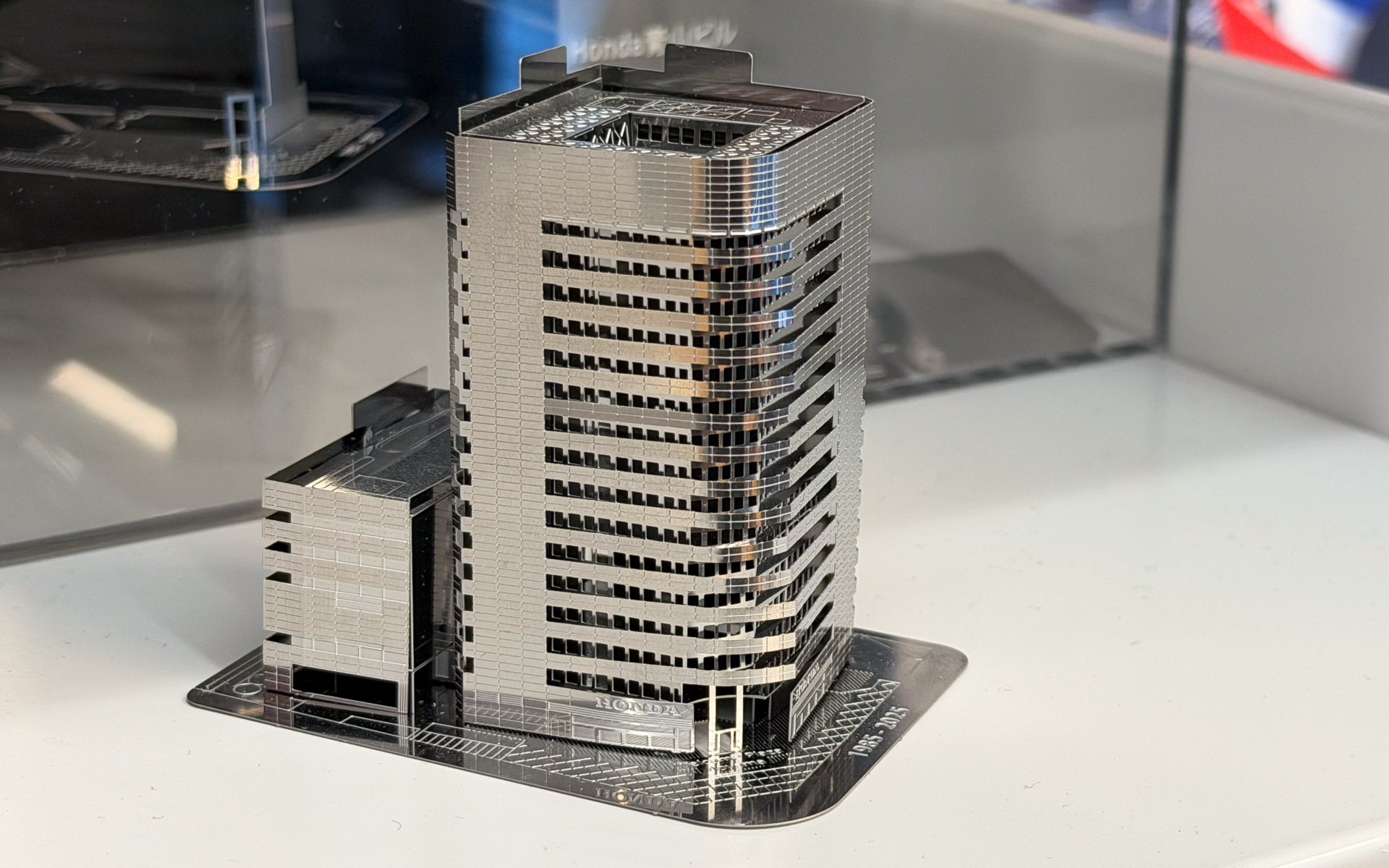 ホンダ青山ビルの金属模型も売られていた。ここでタミヤグランプリが行なわれていたのを覚えている人もいるだろう