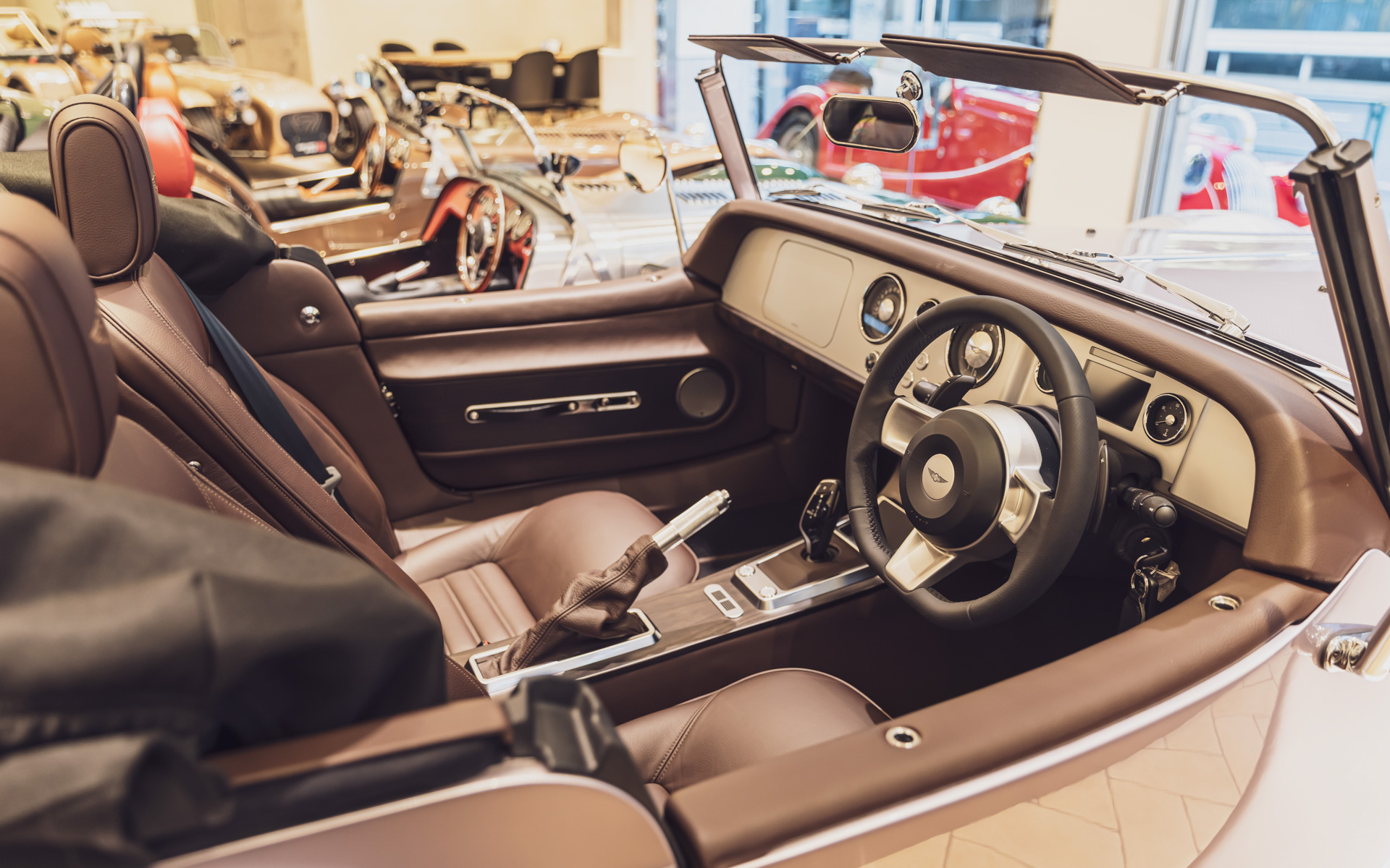 2026年1月23日にオープンする「ケータハム東京 青山ショールーム」「モーガンカーズ東京 青山ショールーム」