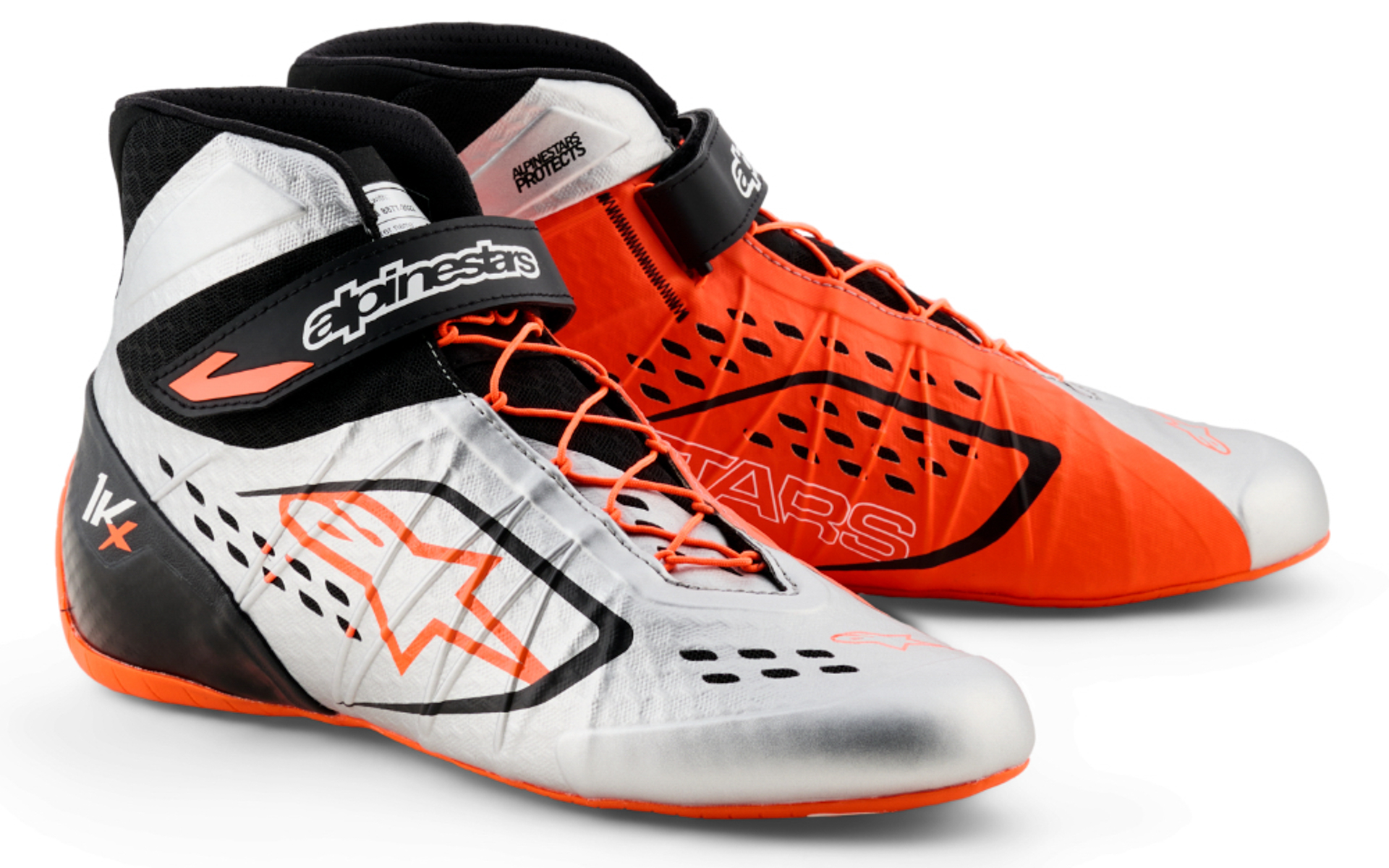 「TECH-1 KX V3 SHOES FIA」カラーは「BLACK SILVER ORANGE FLUO」