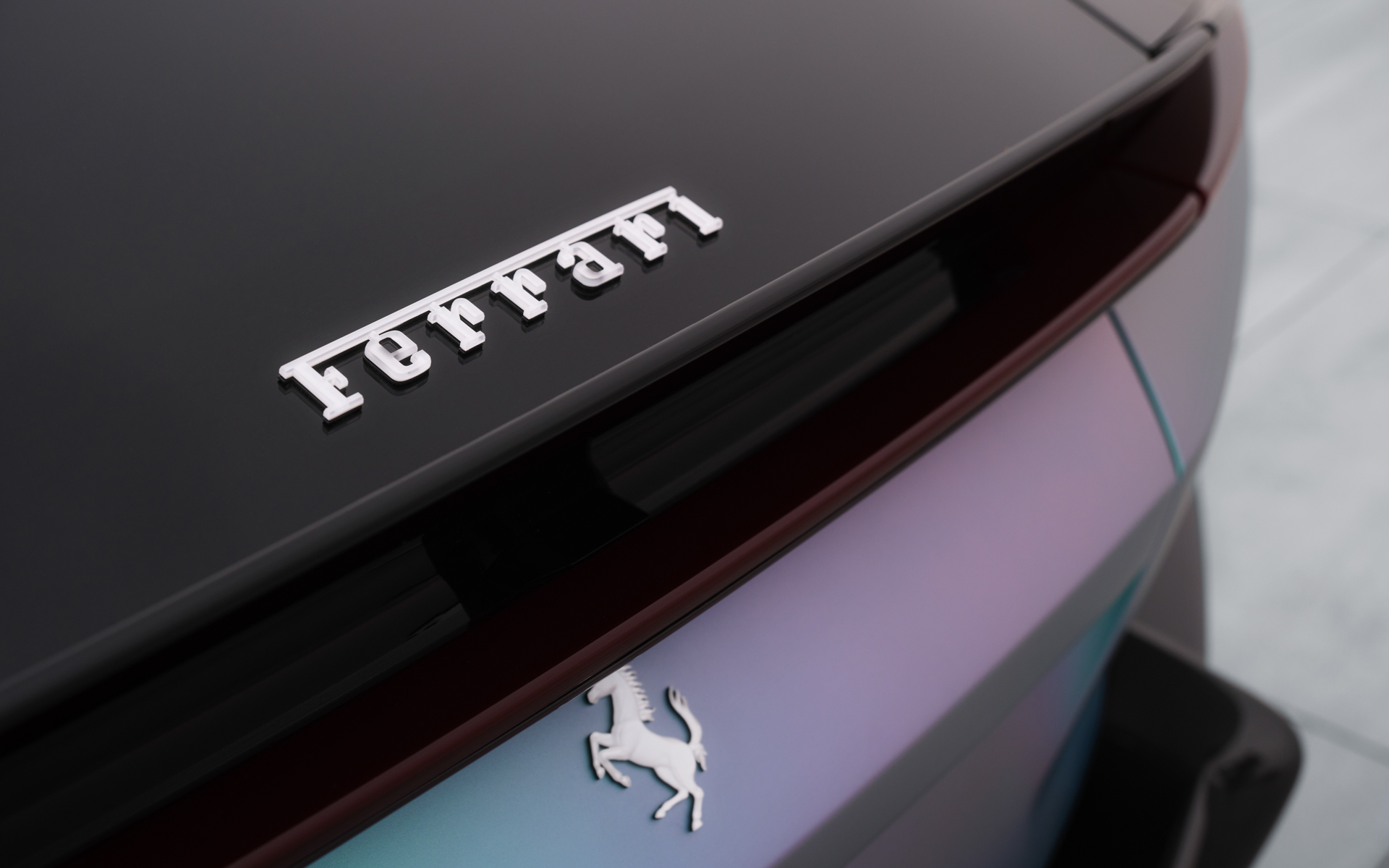 フェラーリのロゴやエンブレムはアクリル素材で制作