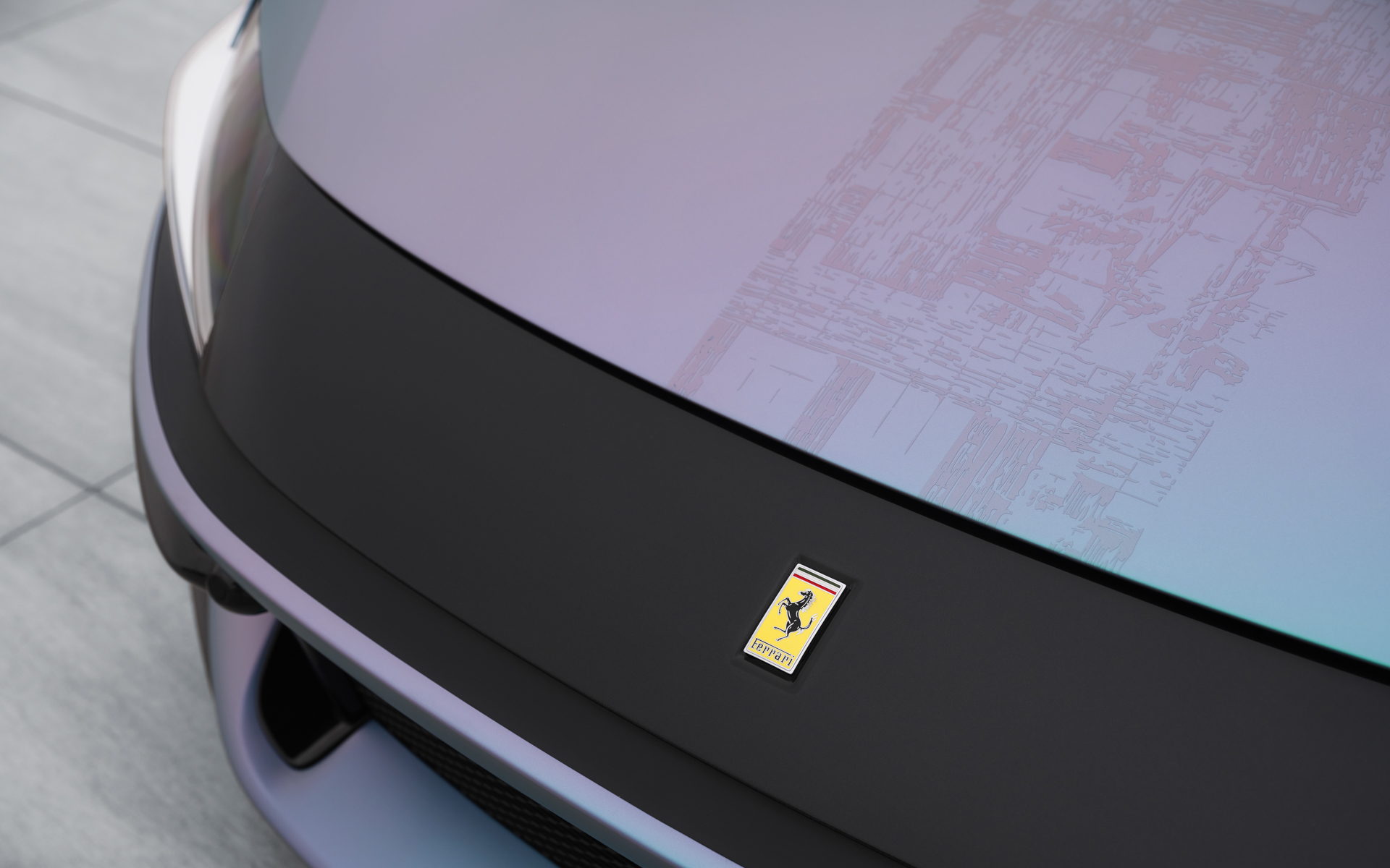 V12エンジンの音響特性をボンネット中央に視覚化した