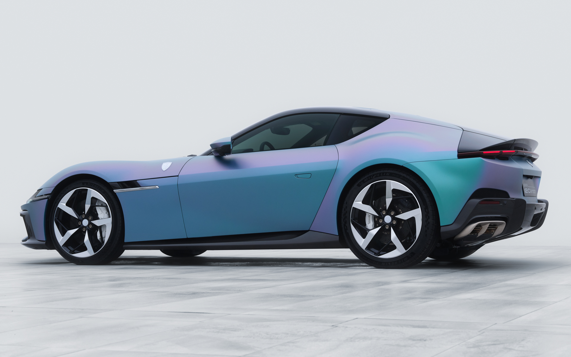 ボディカラーは「水面に光がきらめく様子」を意味する「ユンスル」と名付けられた