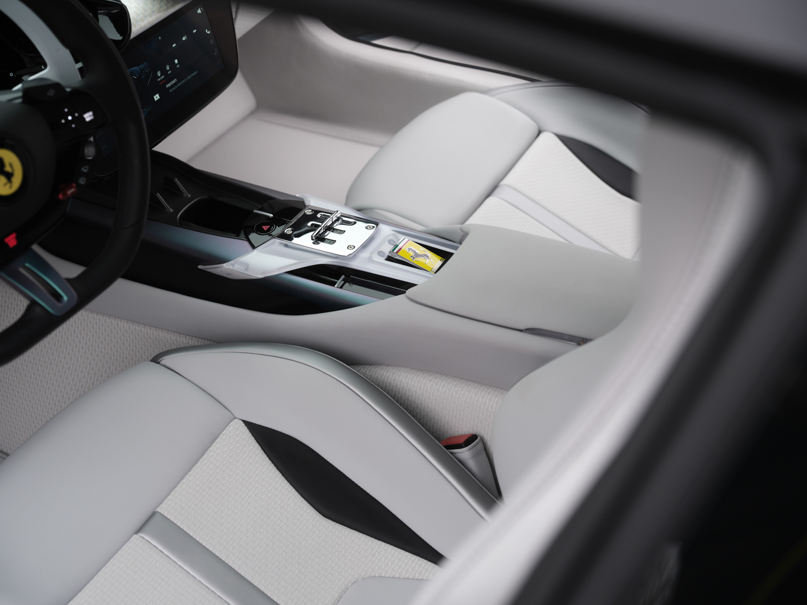 シフトまわりにも透明な作品があしらわれている